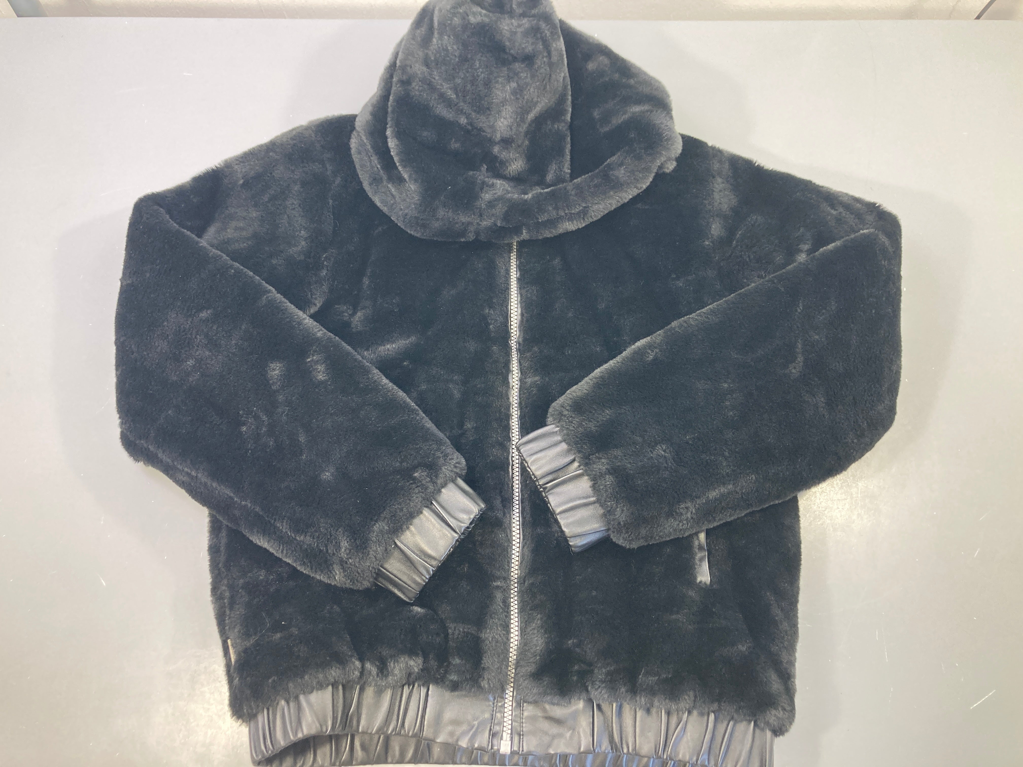 Blouson zippé à capuche en fausse fourrure noire