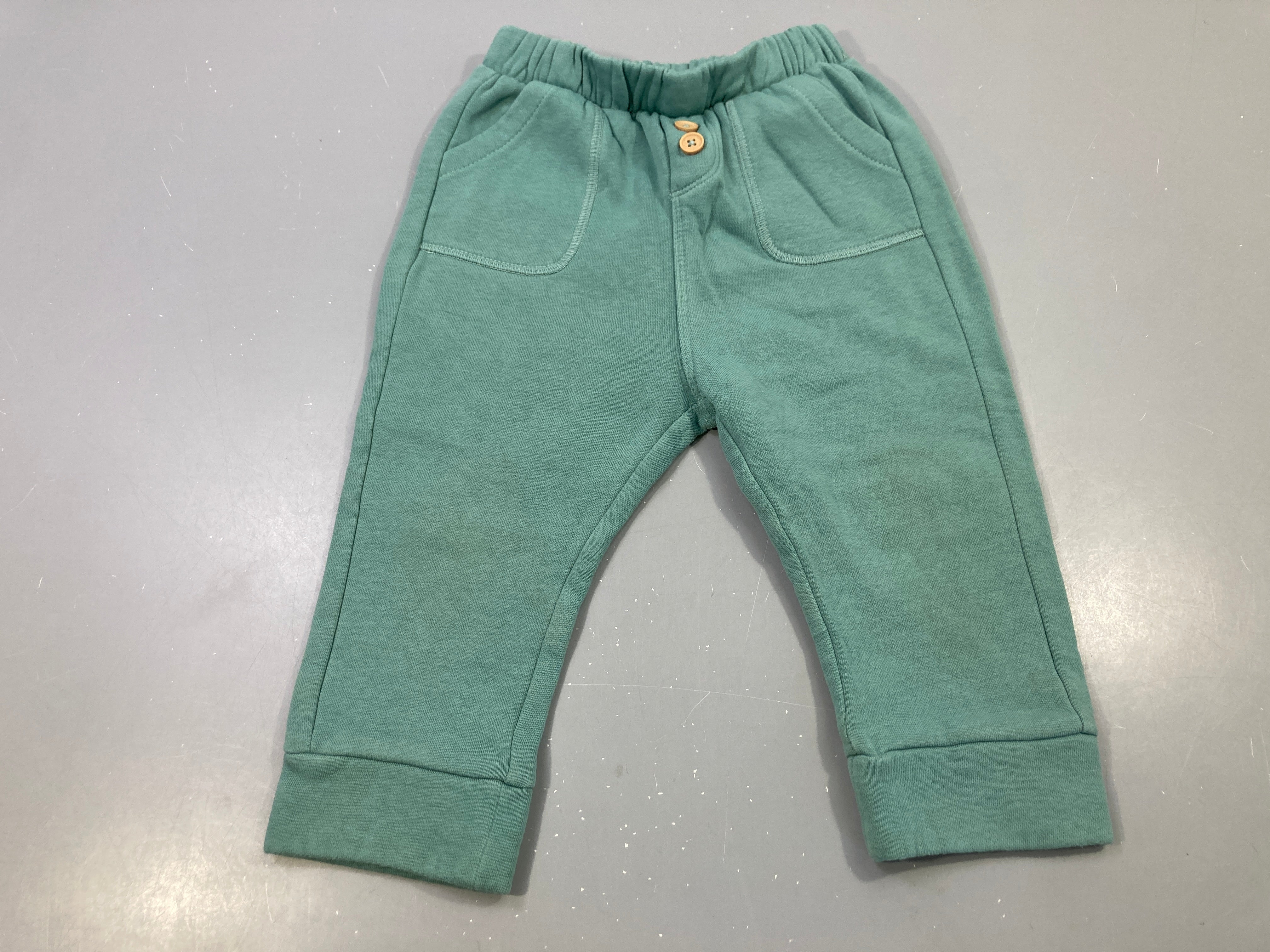 Pantalon jogging vert boutons bois