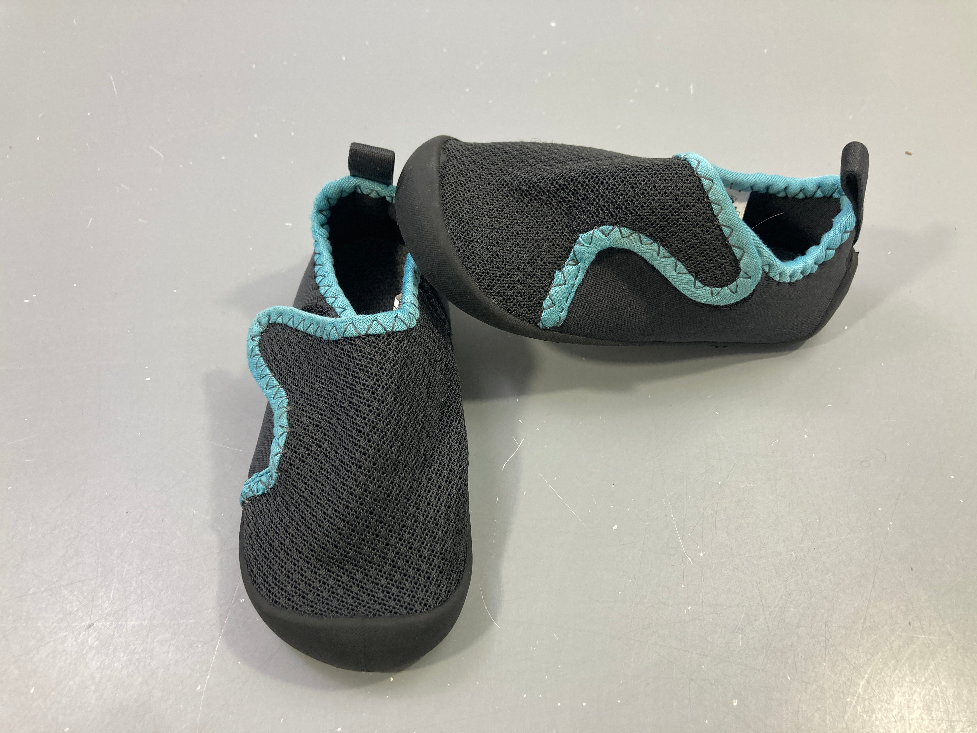 Chaussons souples gym noir mesh, bord turquoise, 25