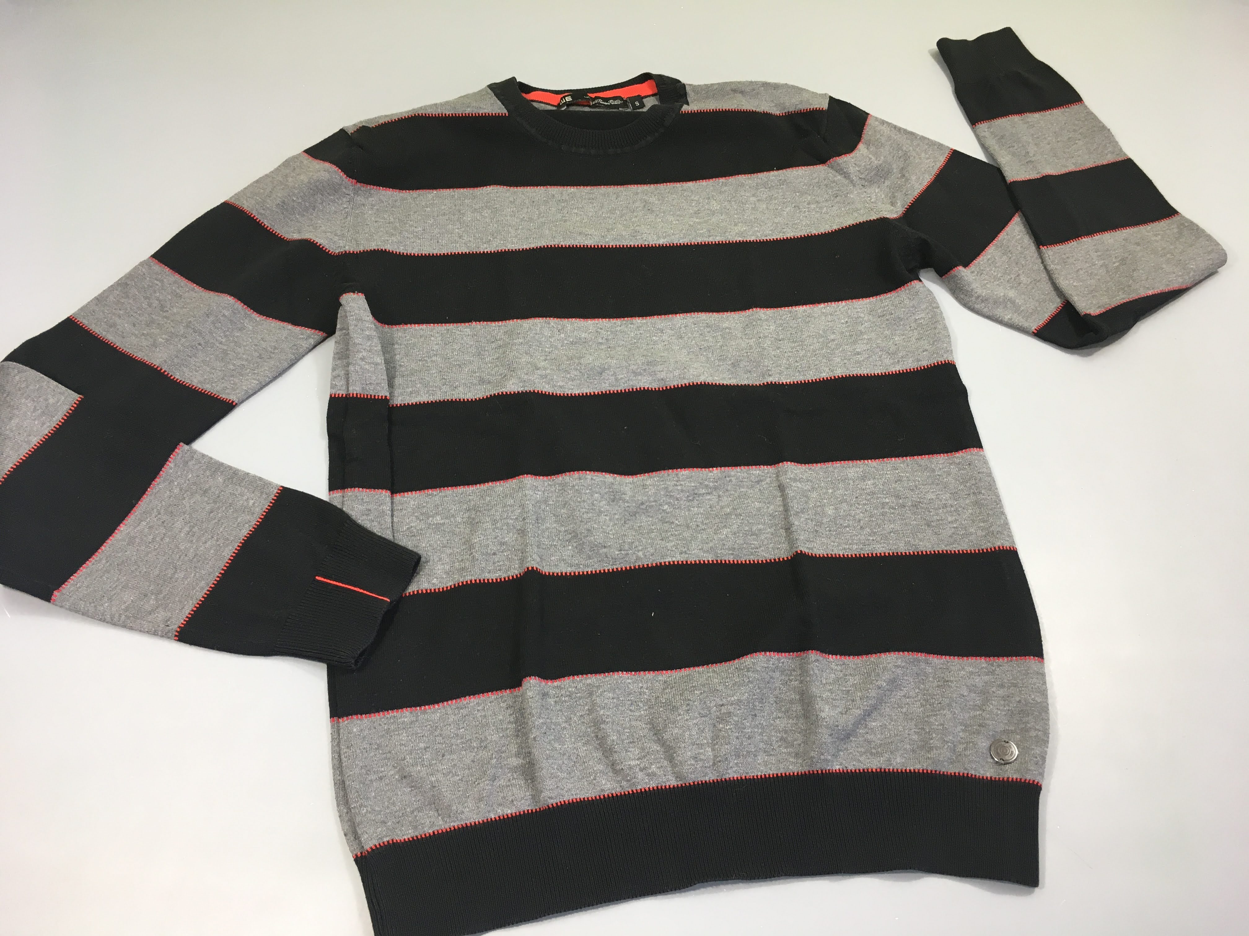Pull rayé gris-noir