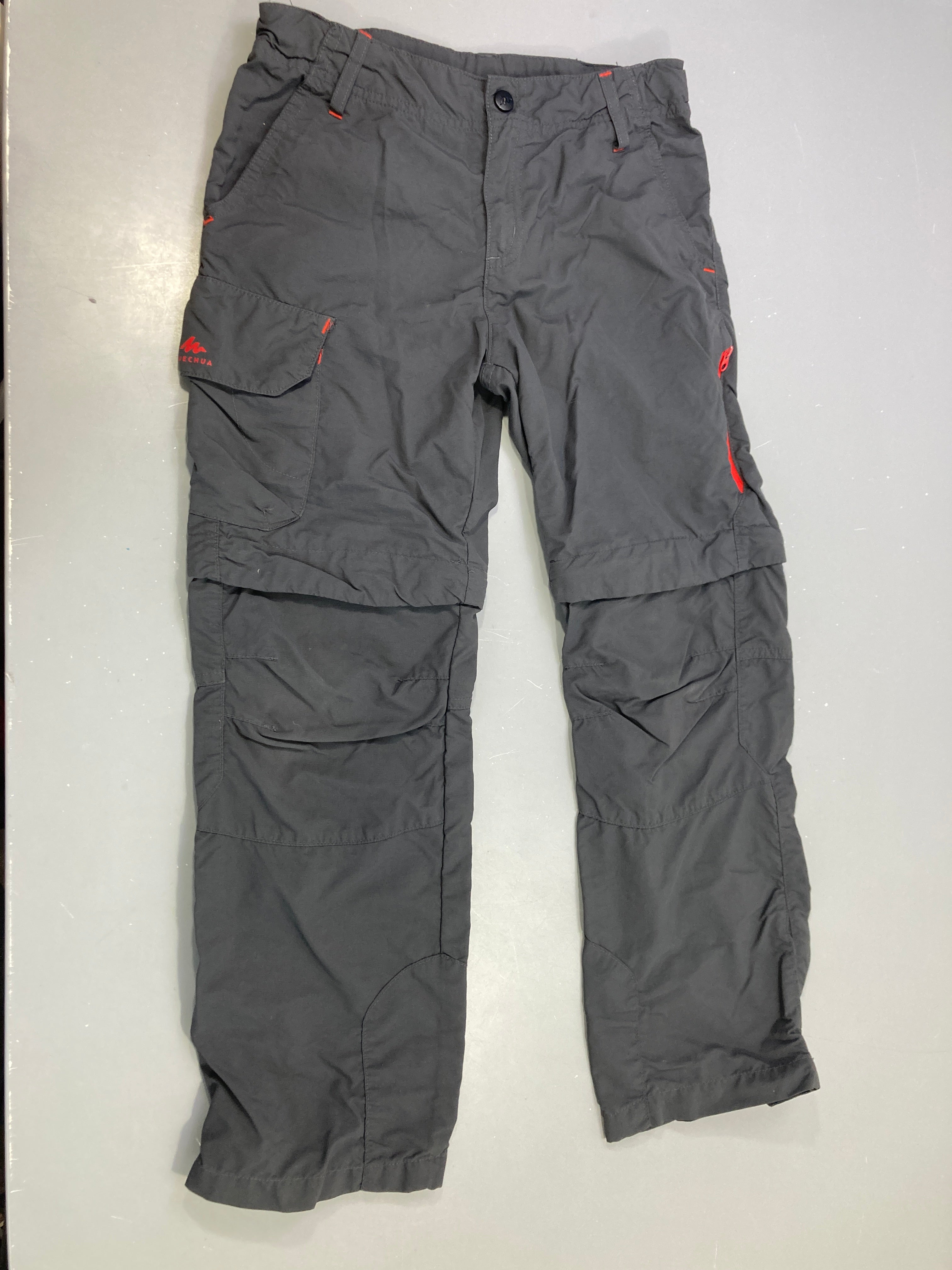Pantalon modulable cargo gris détails rouge, jambes zippées amovibles