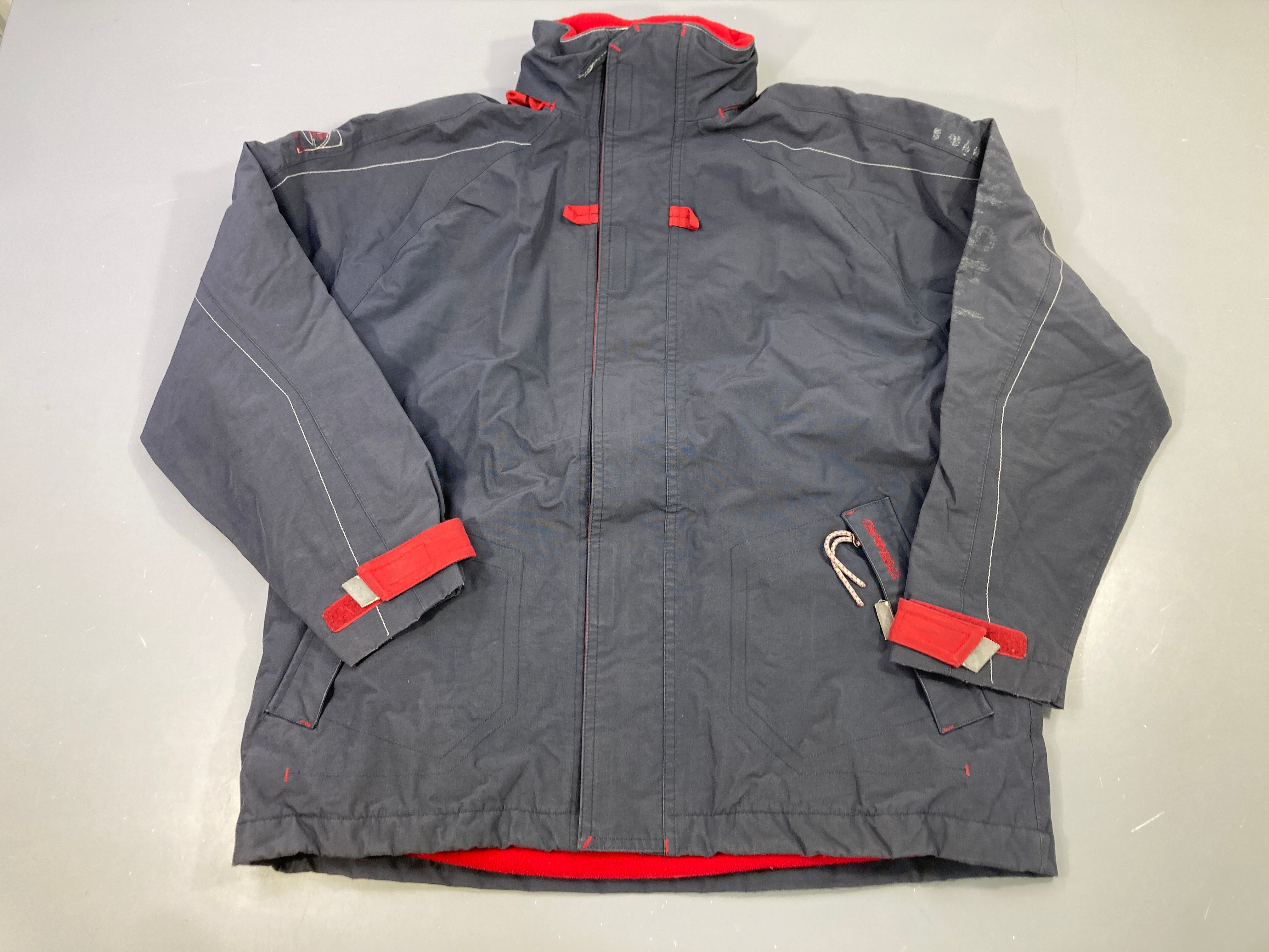 Veste zippée grise capuche amovible doublé polaire rouge