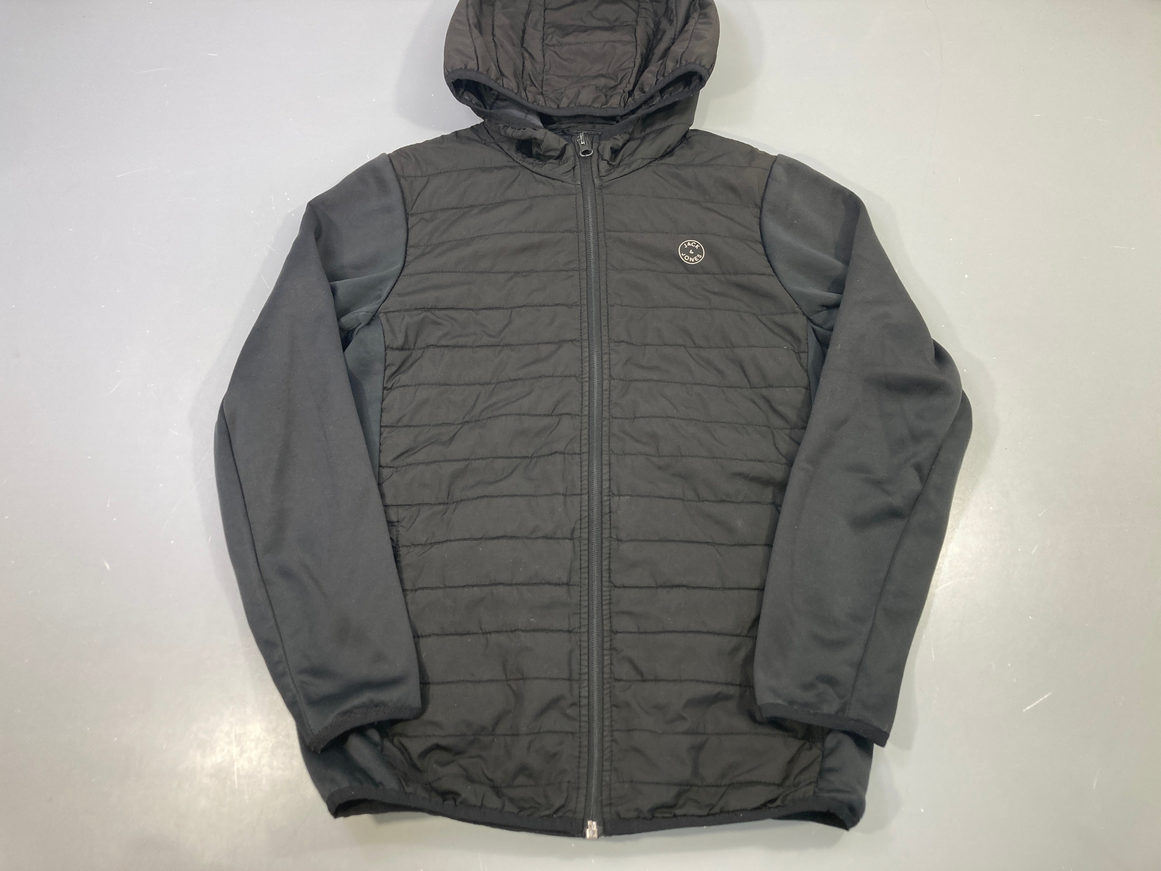Veste légère matelassée noire zippée capuche, manches softshell
