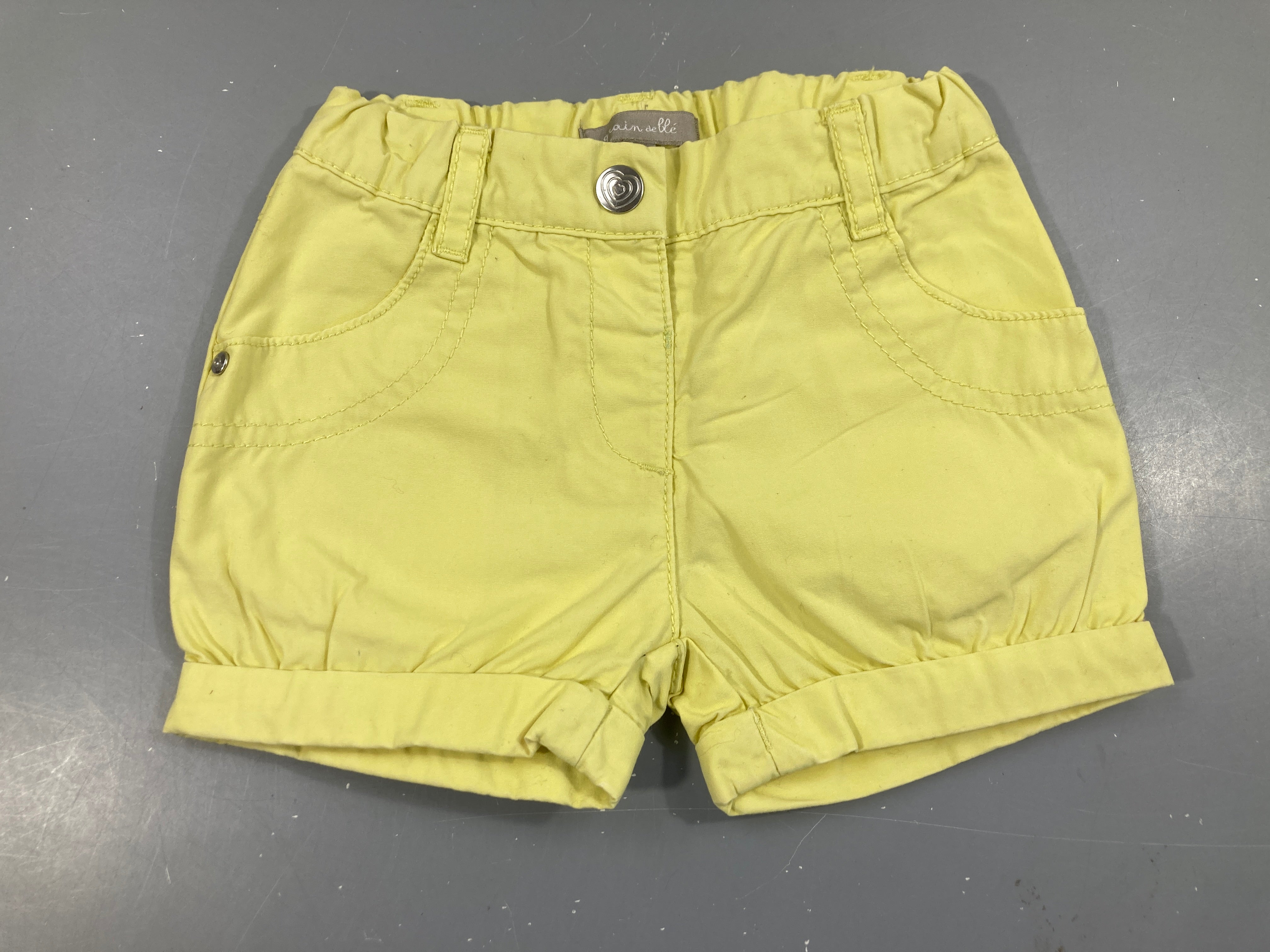 Short jaune à revers