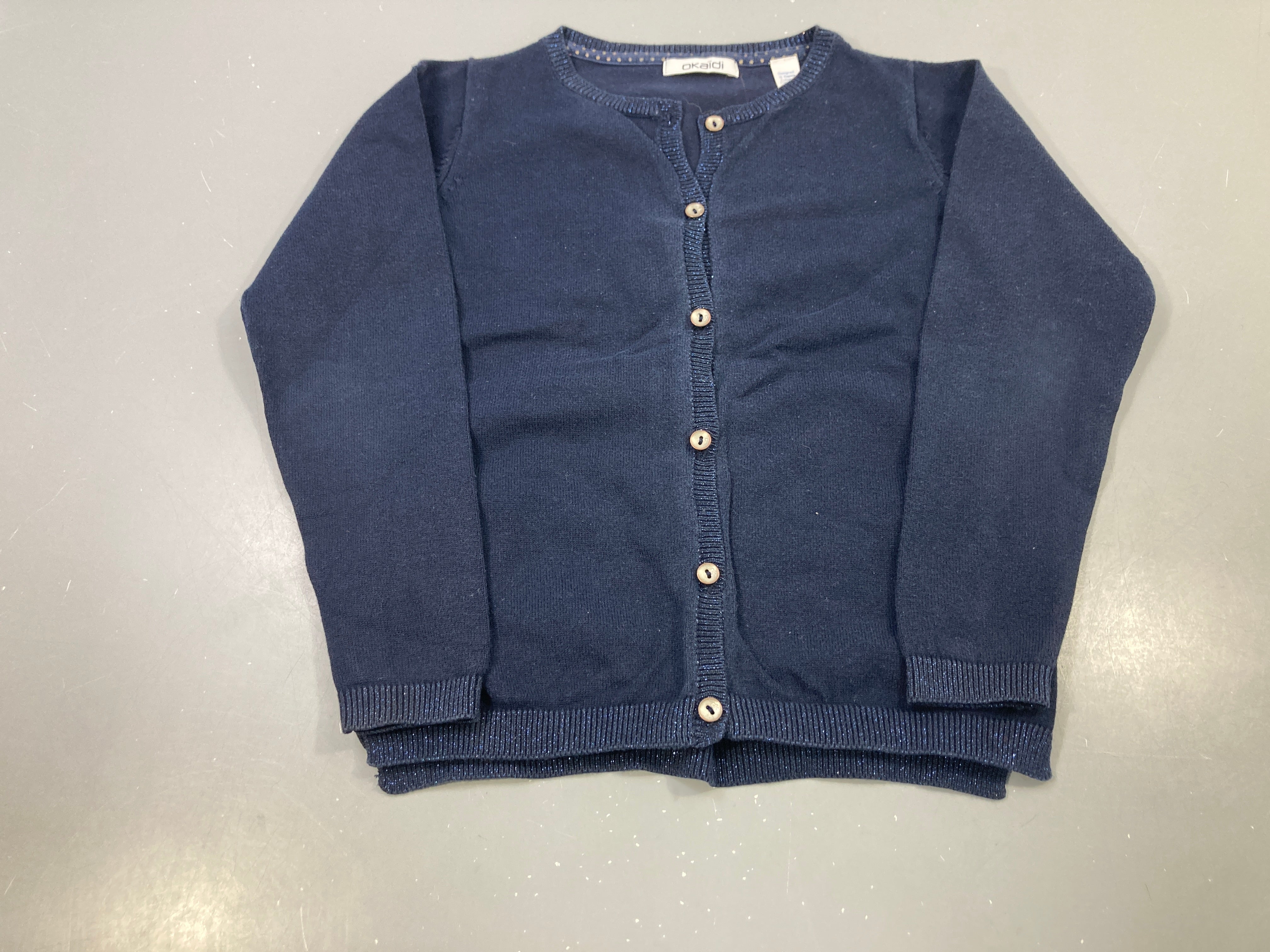 Gilet bleu marine boutonné, légèrement bouloché