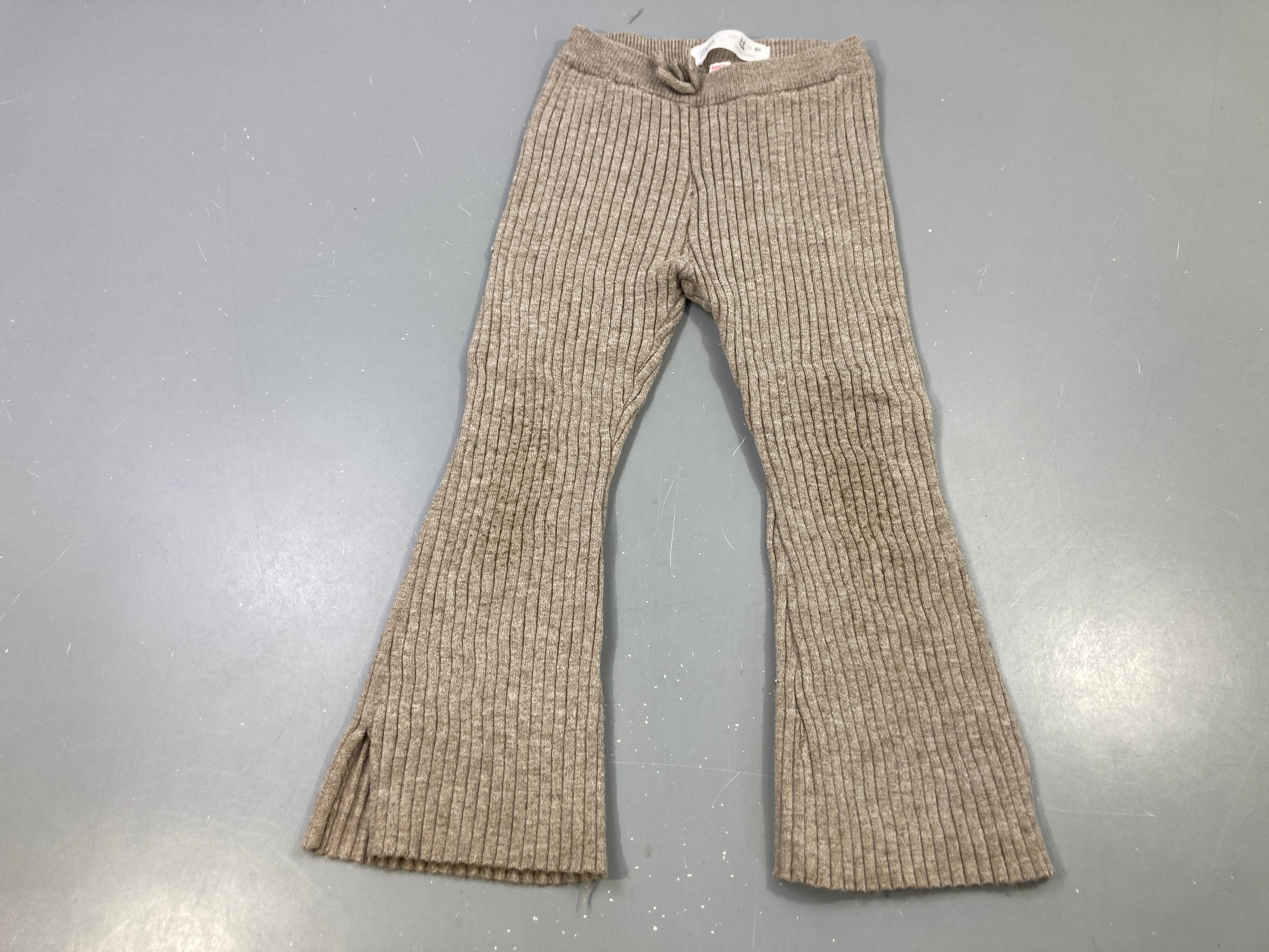 Pantalon évasé mailles taupe chiné fendu bouloché
