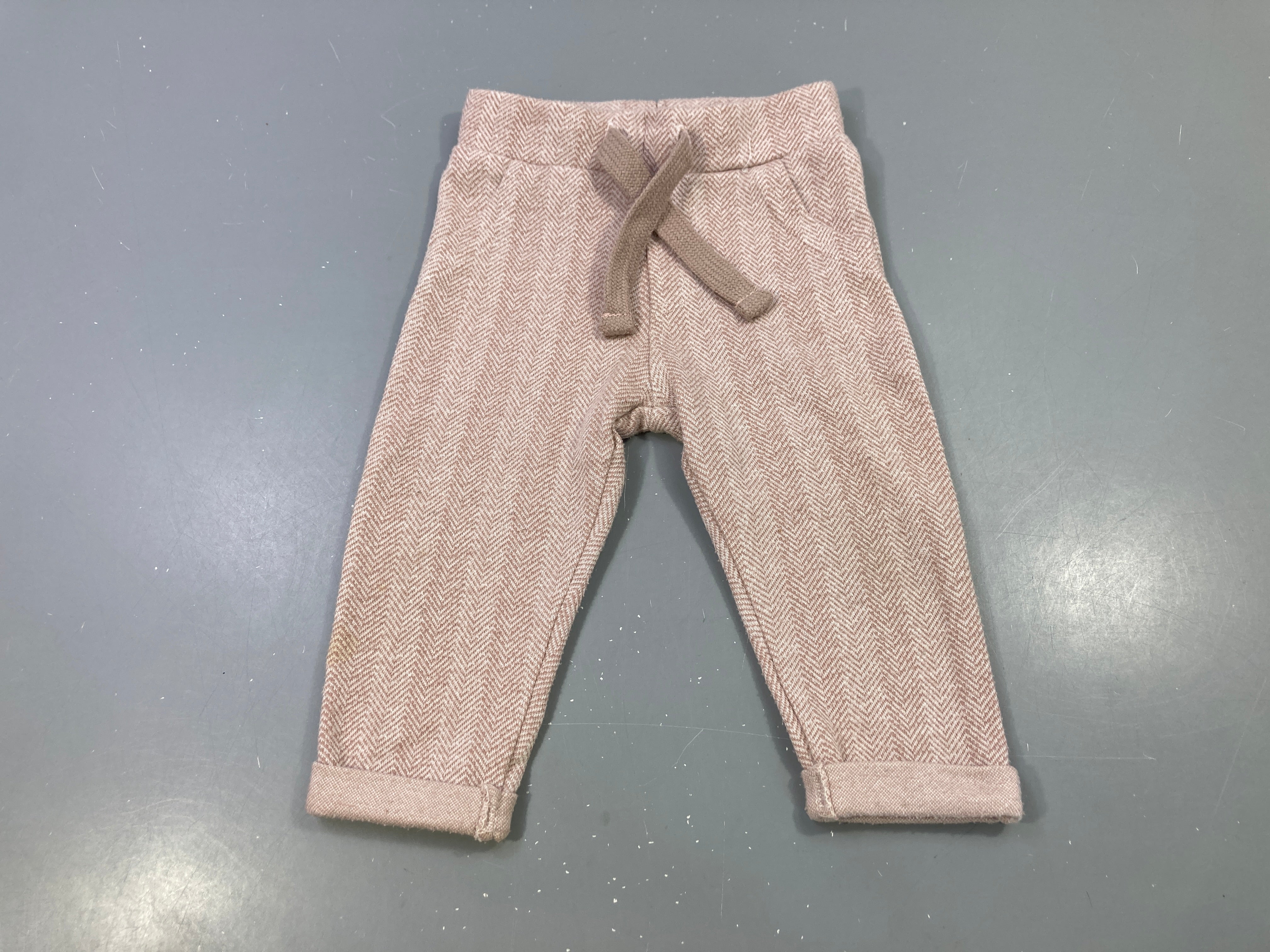 Pantalon jogging chevrons beige rosé à revers, bouloché