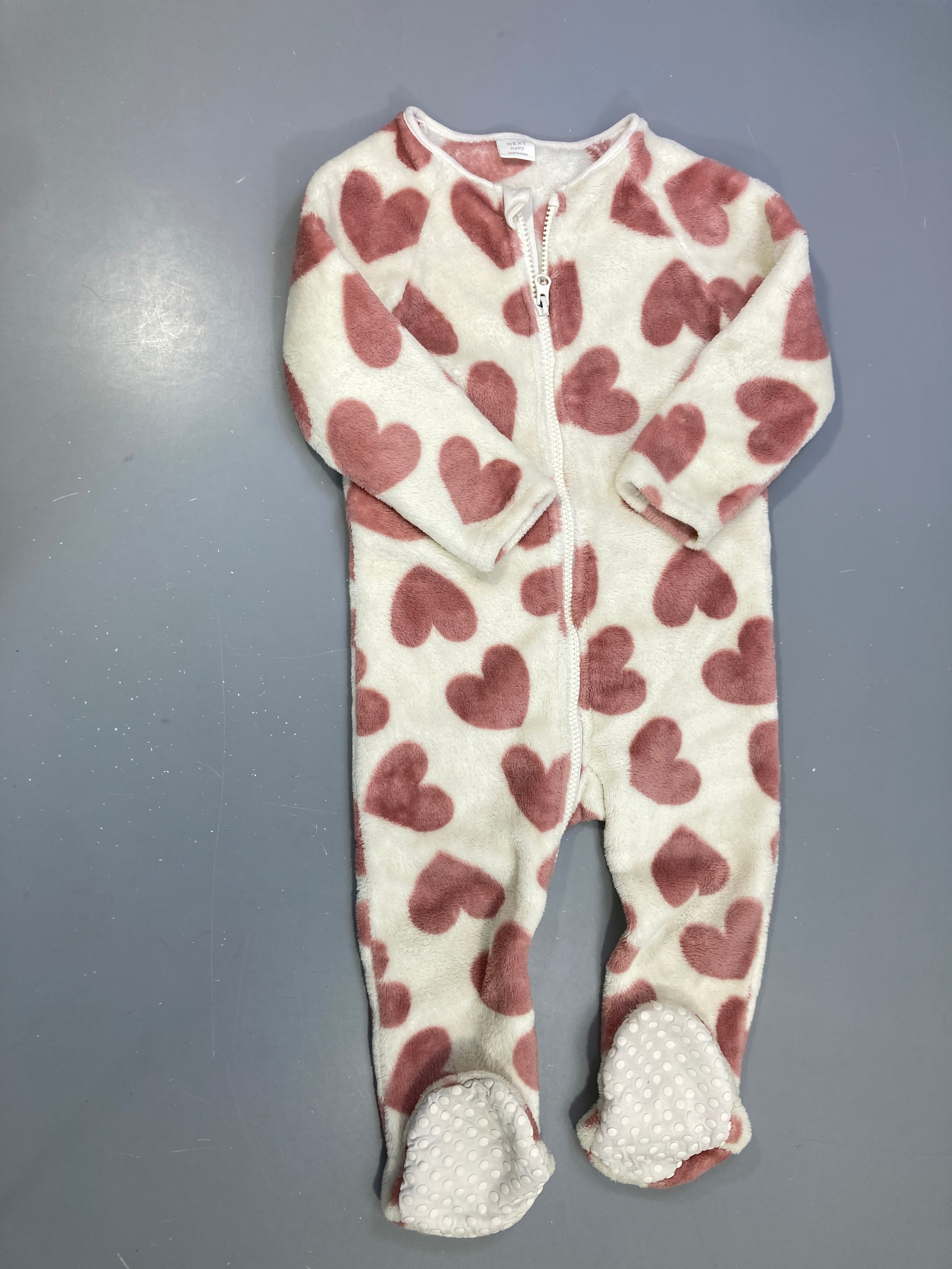Surpyjama polaire écru coeurs rose zippé