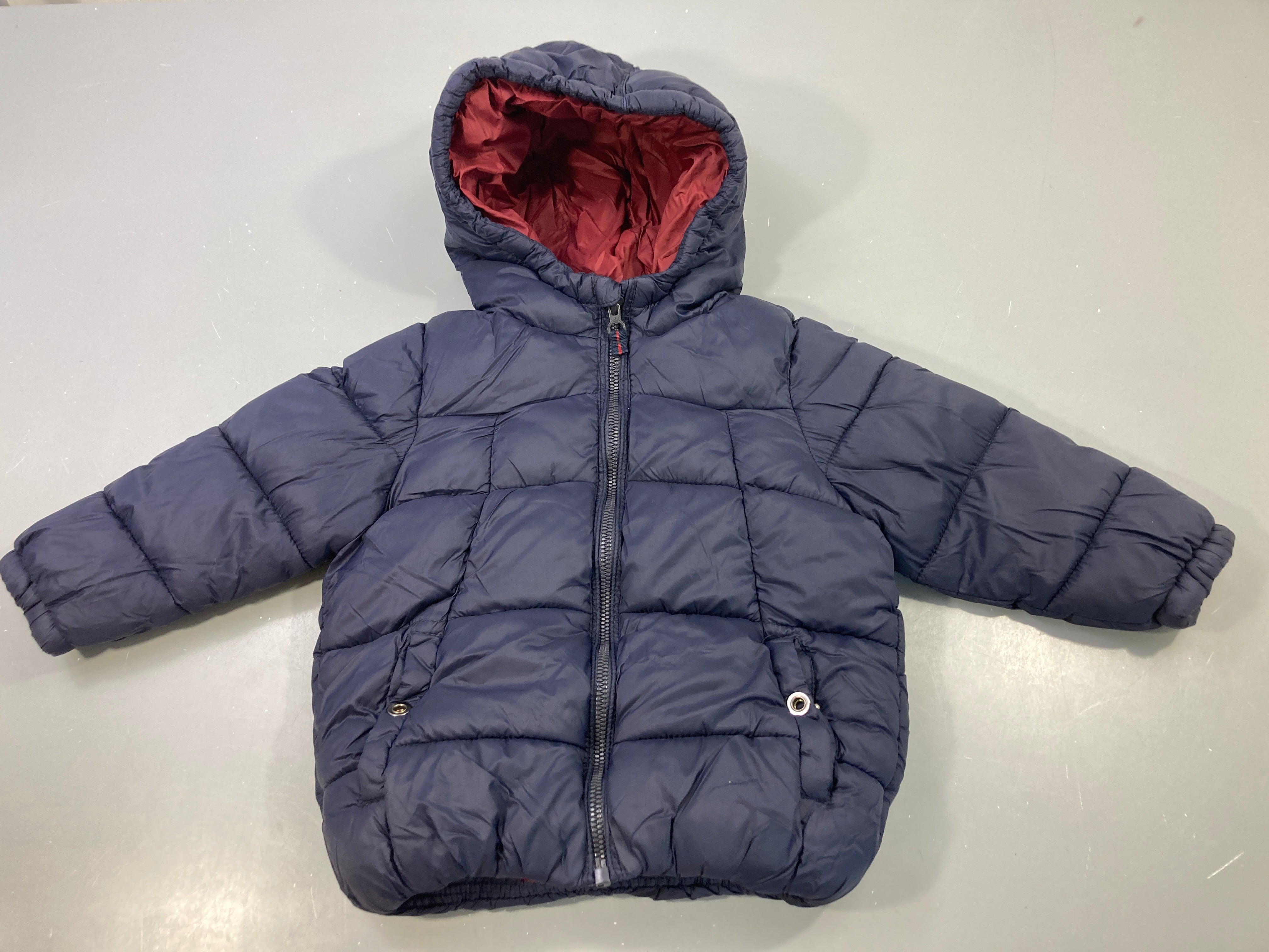 Veste bleu marine capuche bordeaux zippée