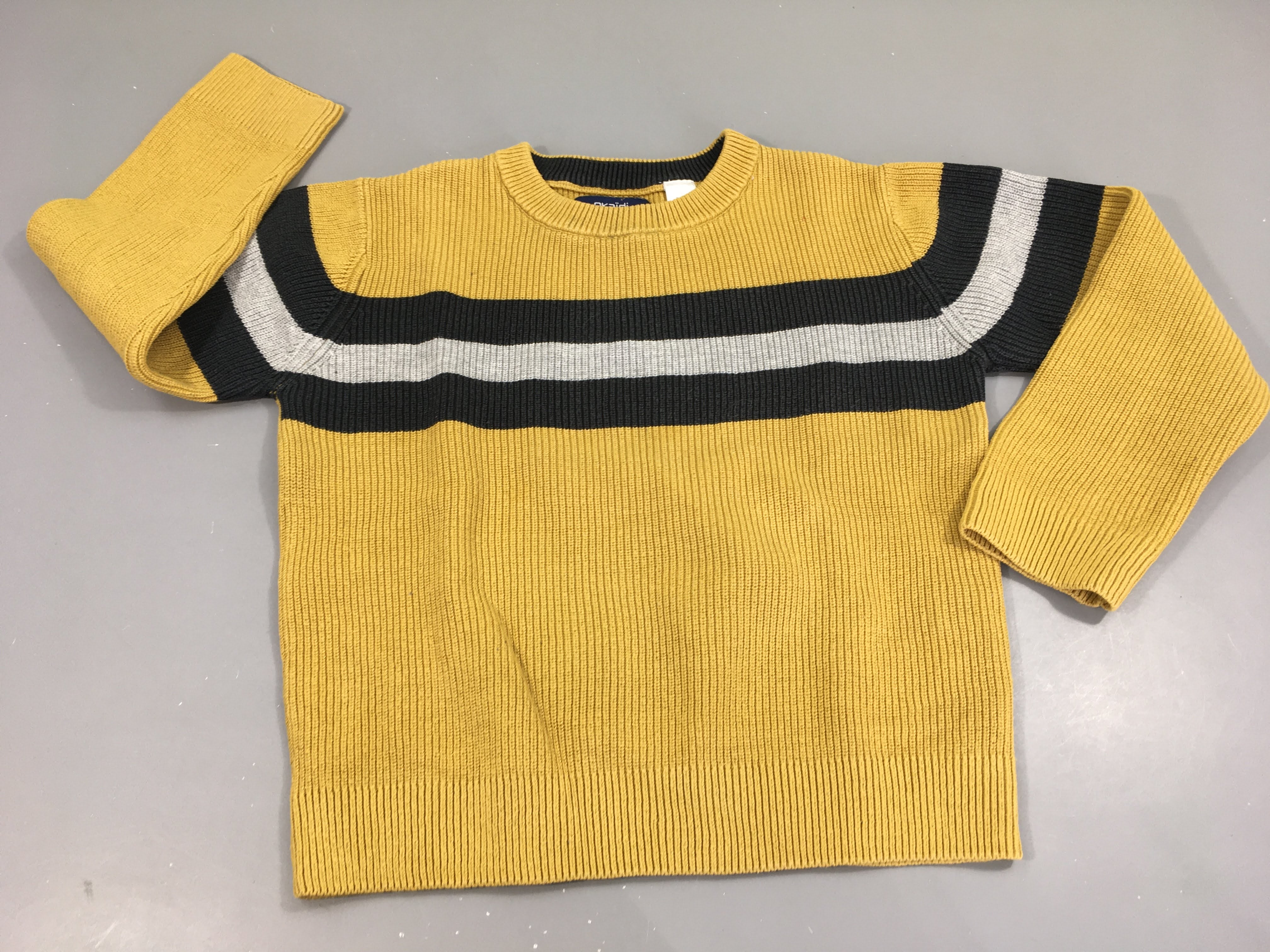 Pull jaune rayé gris