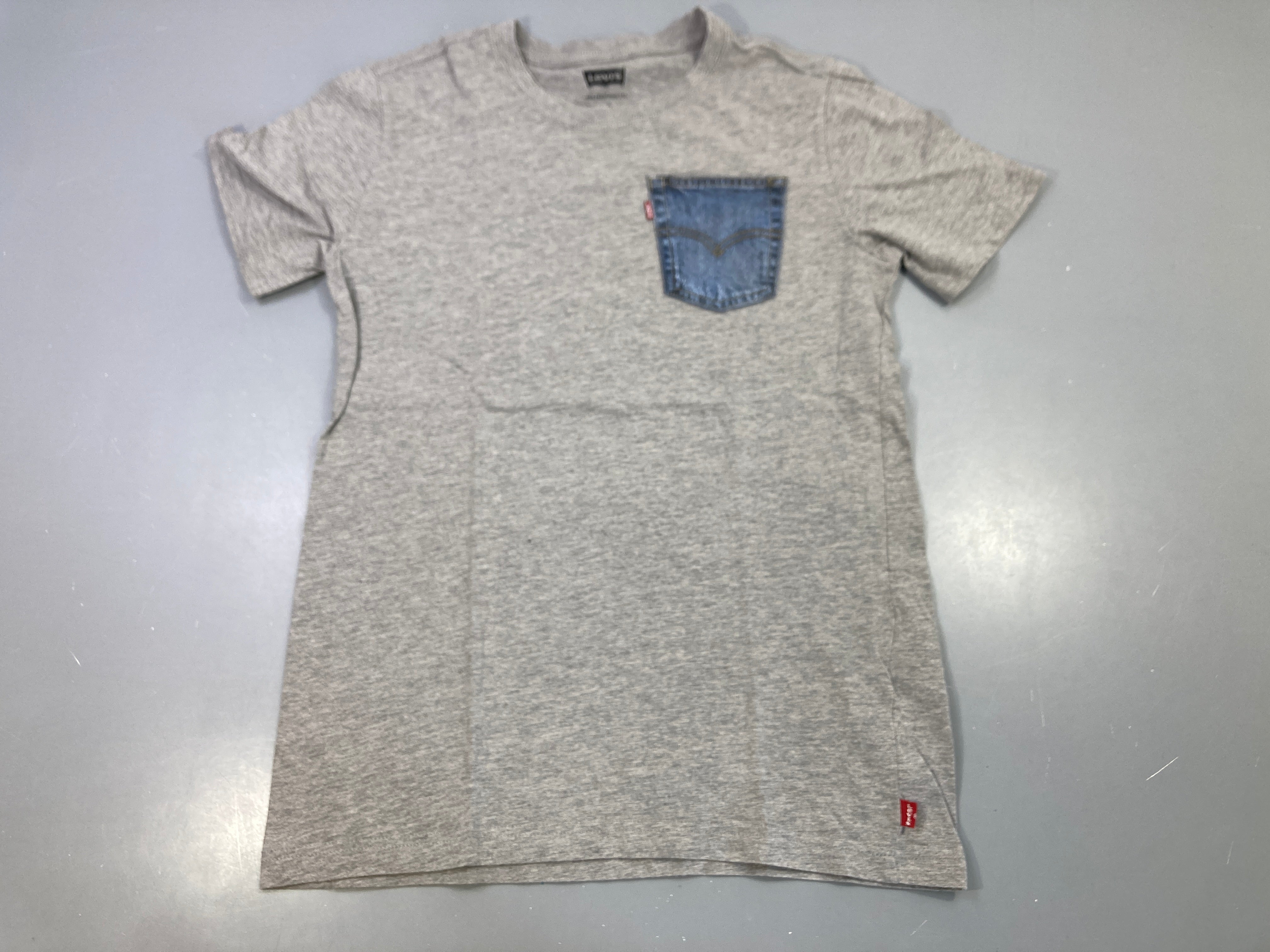 T-shirt m.c gris chiné poche jean, un peu bouloché