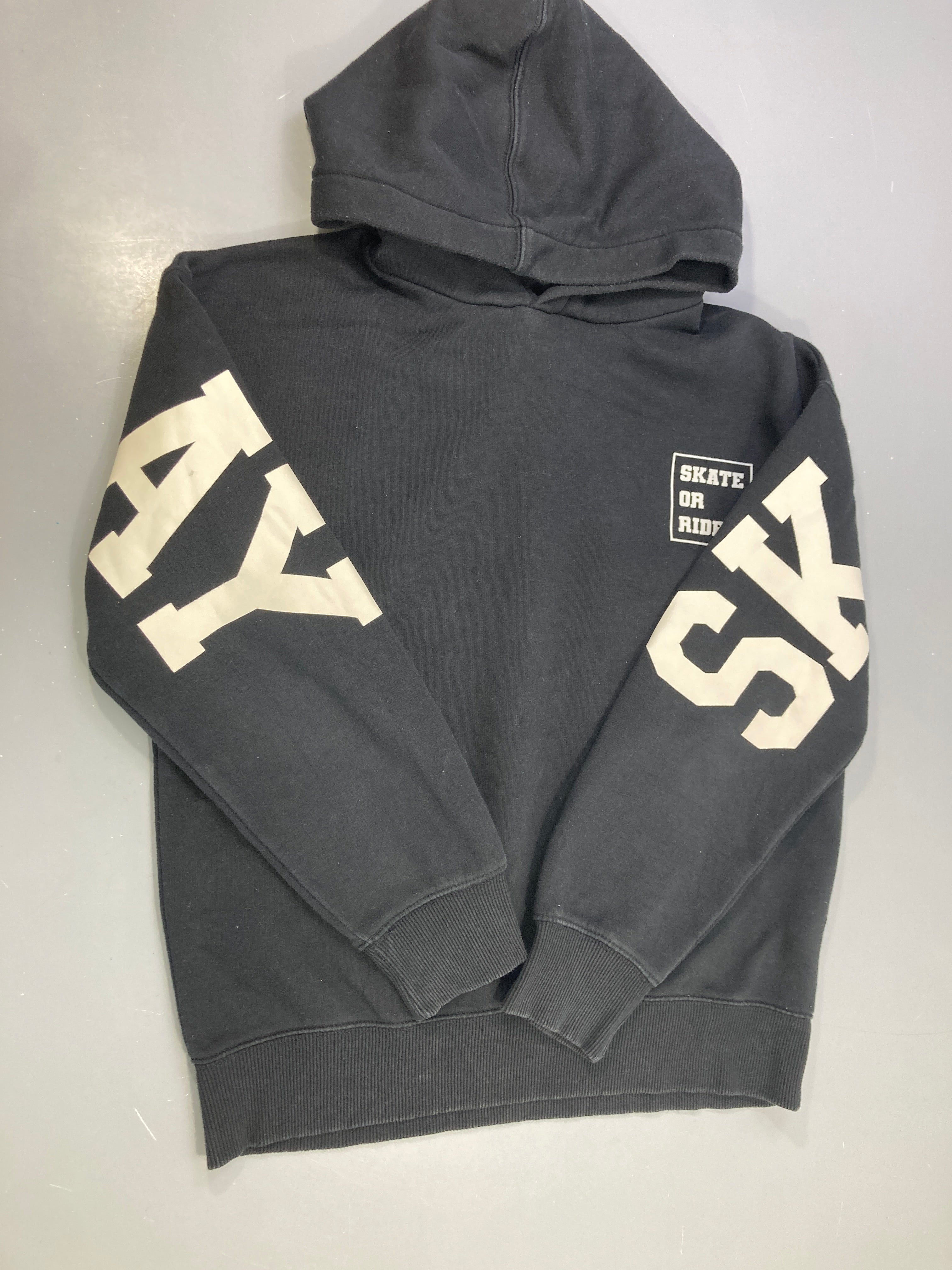 Sweat capuche noir imprimé lettrage manches