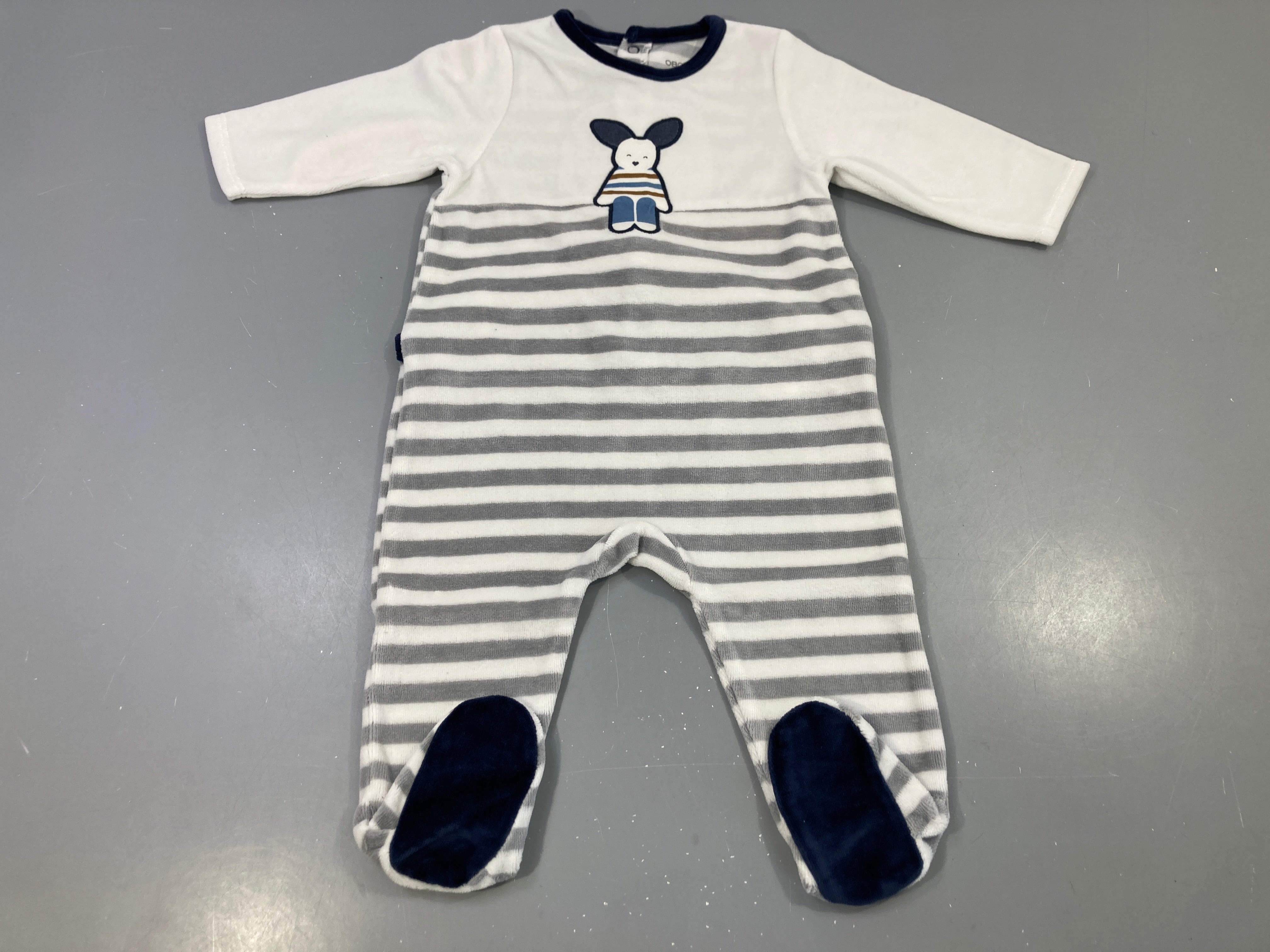 Pyjama blanc/gris rayé, lapin brodé, empiècement marine