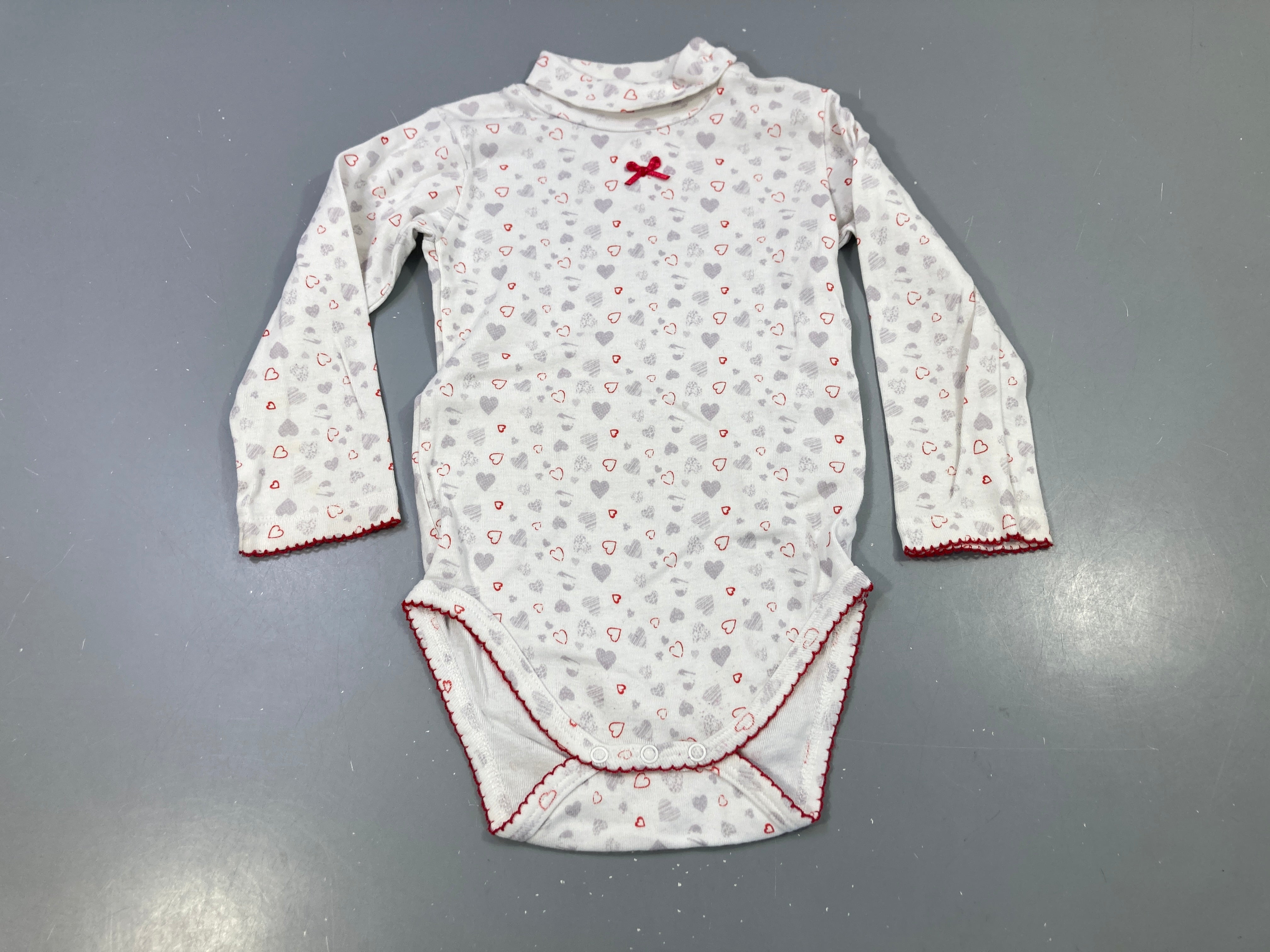 Body m.l écru, petits coeurs gris/rouge, noeud rouge col légèrement taché