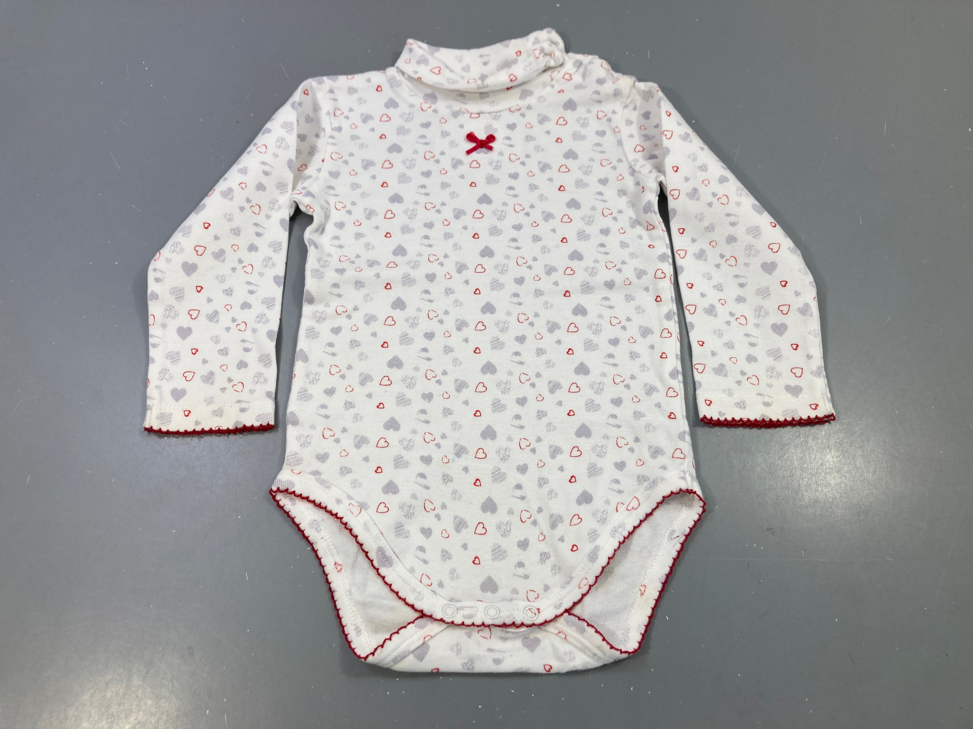 Body m.l écru, petits coeurs gris/rouge, noeud rougecol légèrement taché