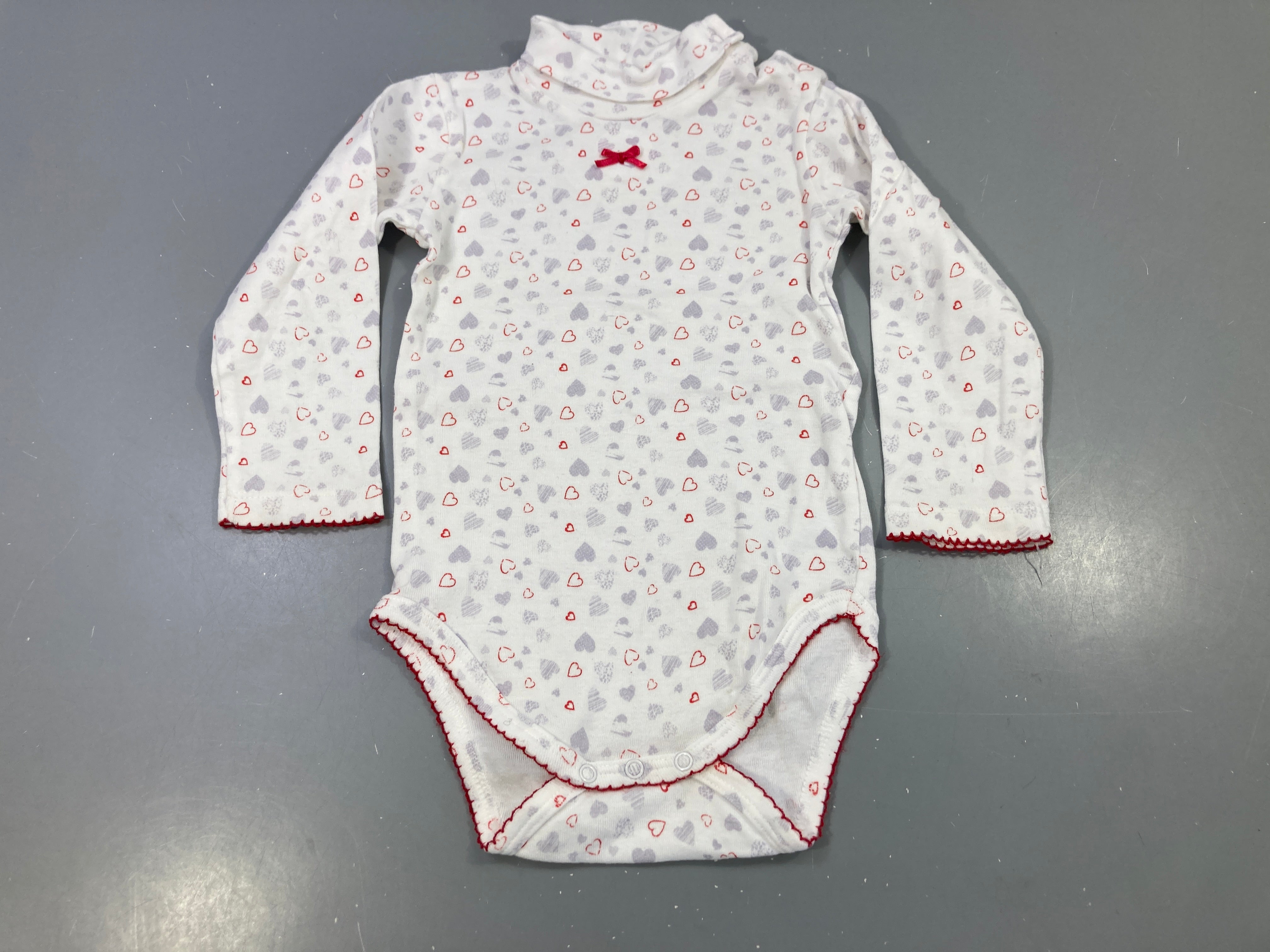 Body m.l écru, petits coeurs gris/rouge, noeud rouge