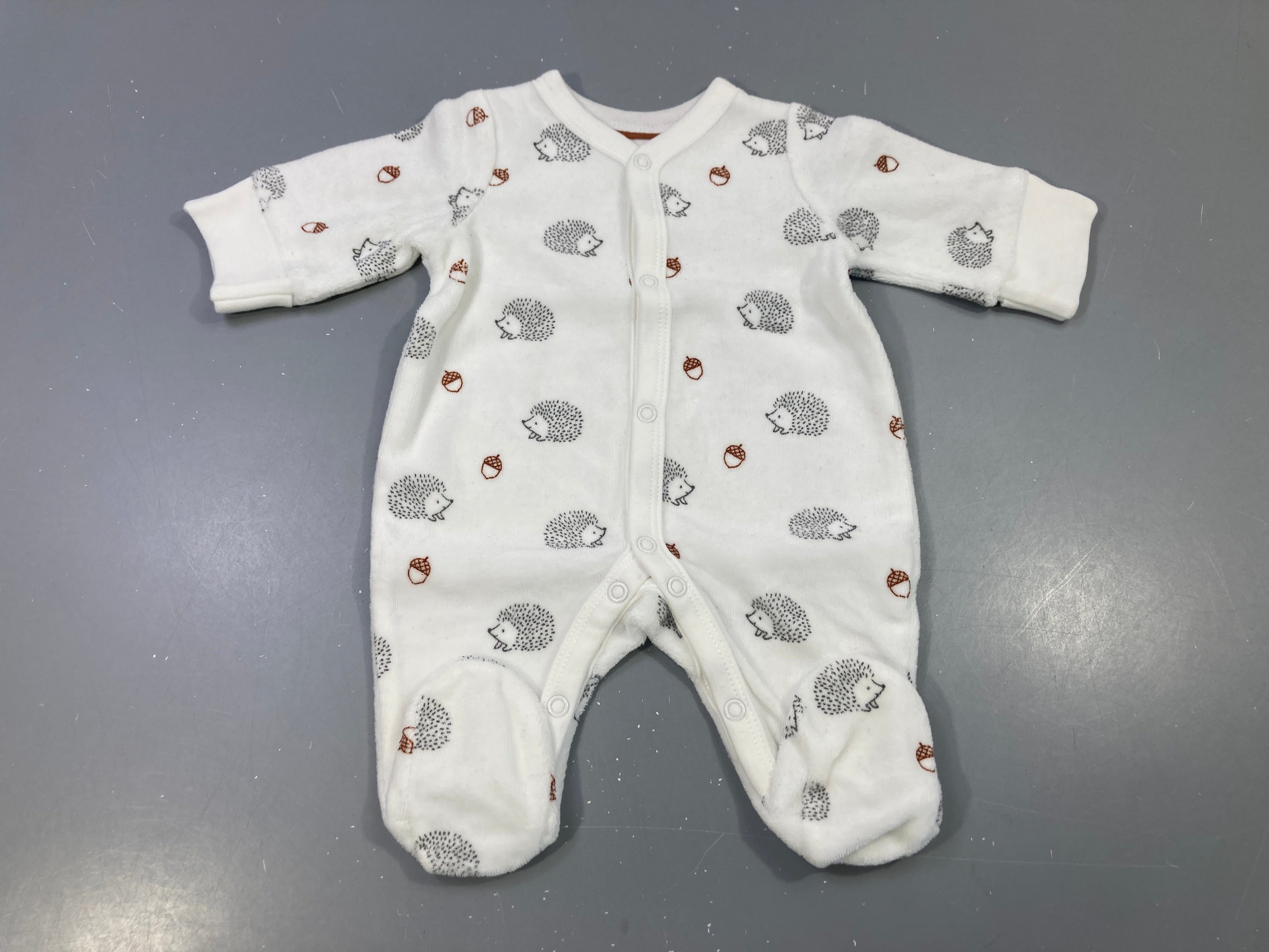 Pyjama blanc, hérissons et glands brodés