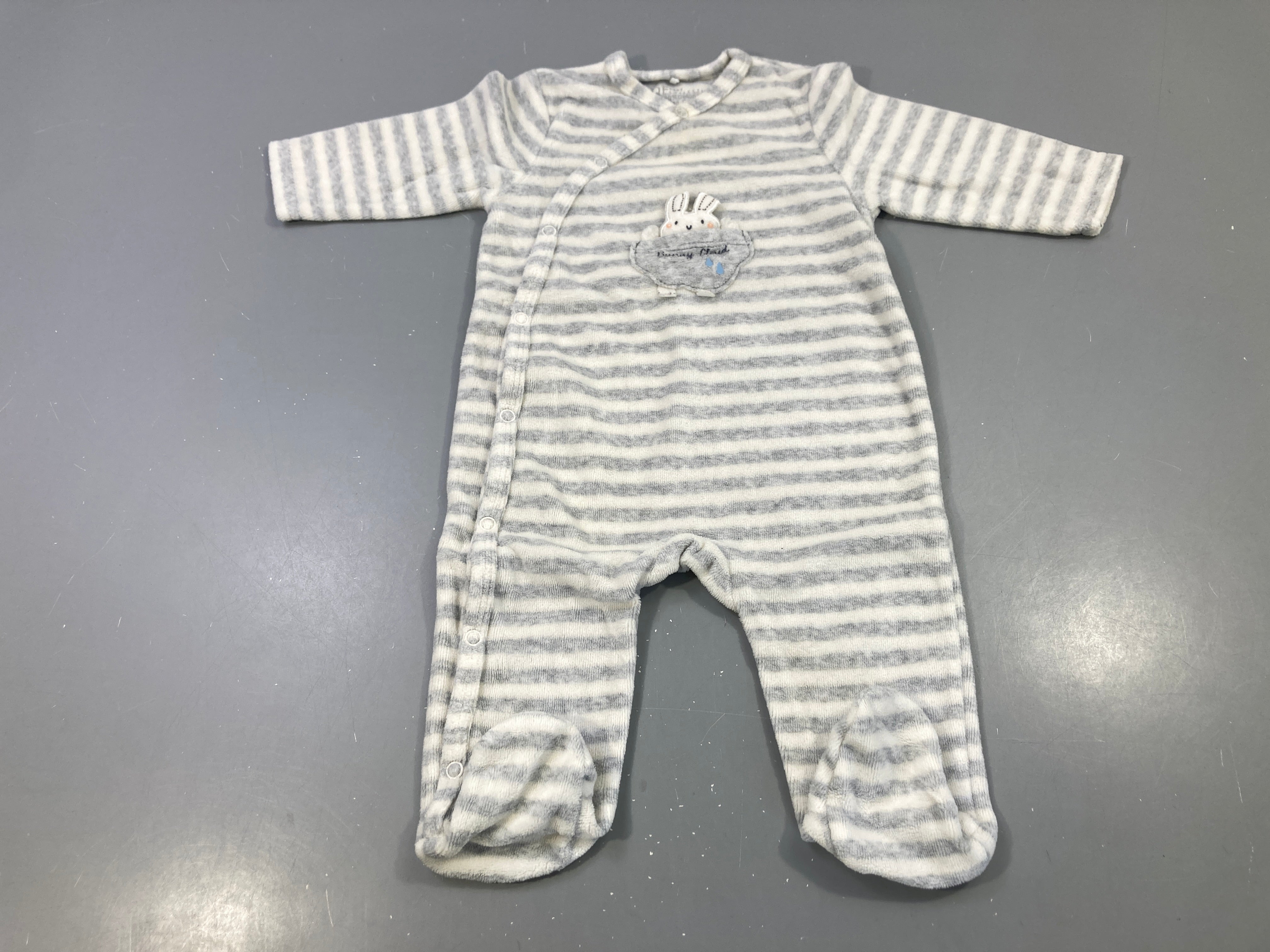Pyjama rayé gris/blanc, lapin brodé 'Bunny Cloud'