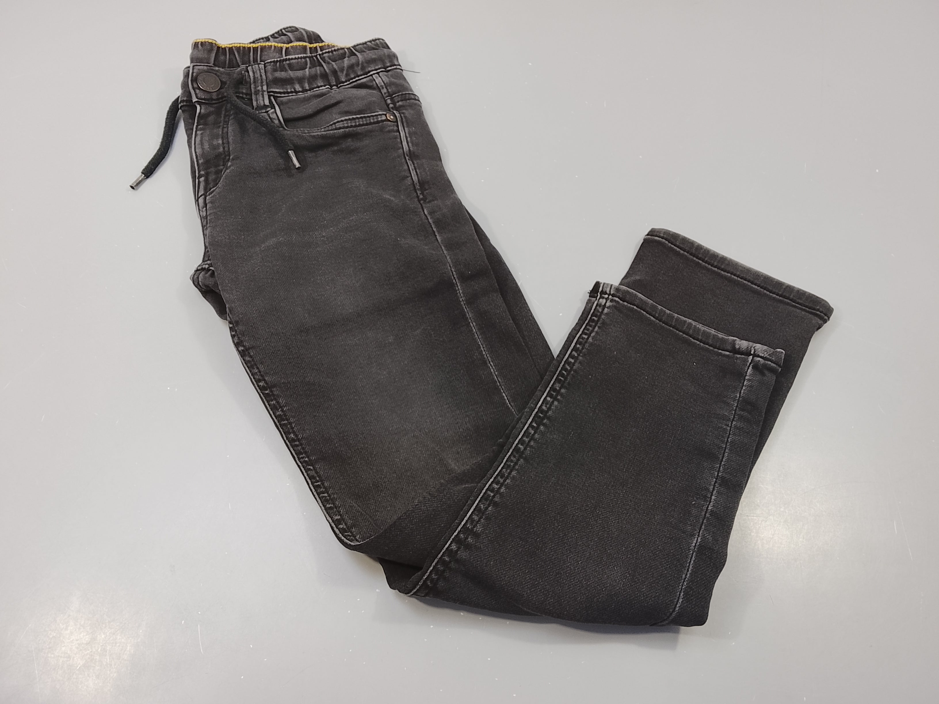 Pantalon denim noir , taille élastique très légère usure à l'avant