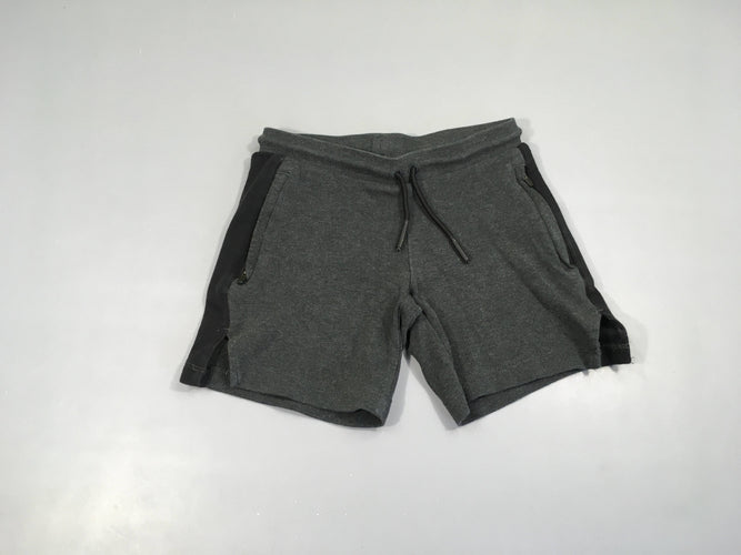 Short de sport molleton gris foncé bandes latérales noires zip poches, moins cher chez Petit Kiwi