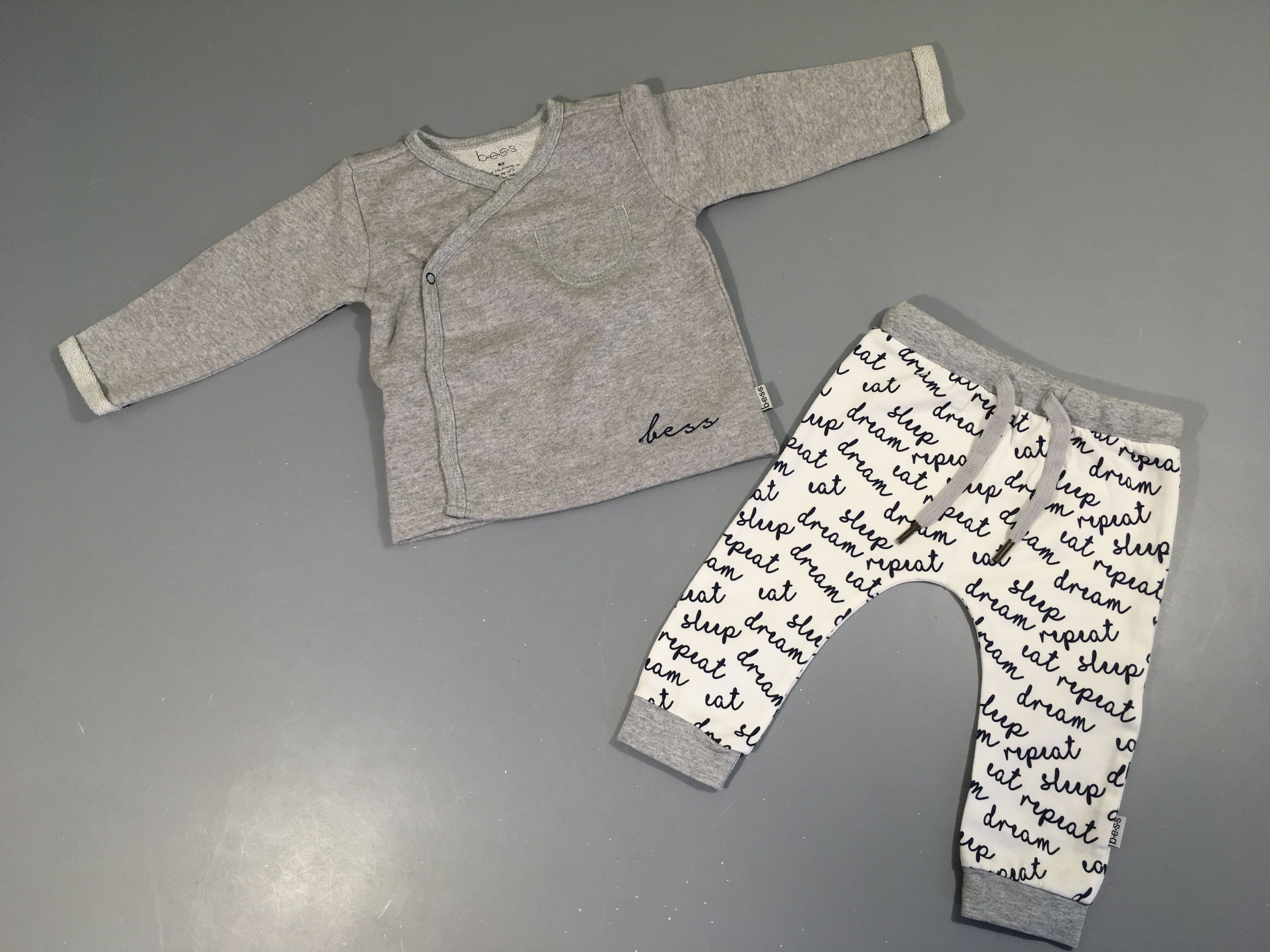 Cache-coeur molleton gris chiné + Pantalon molleton texte