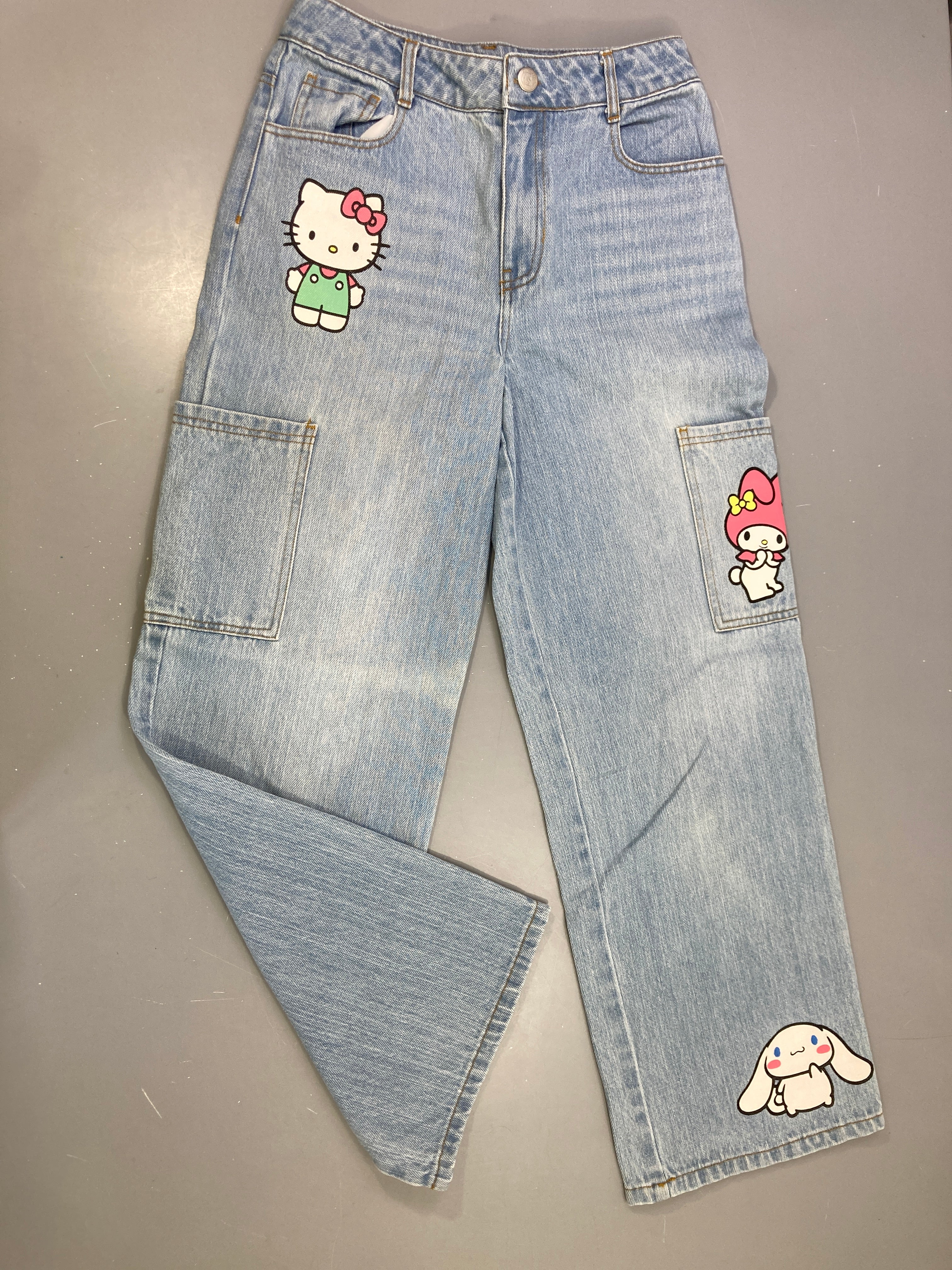 Jean cargo délavé, patchs Hello Kitty, My Melody, Cinnamoroll