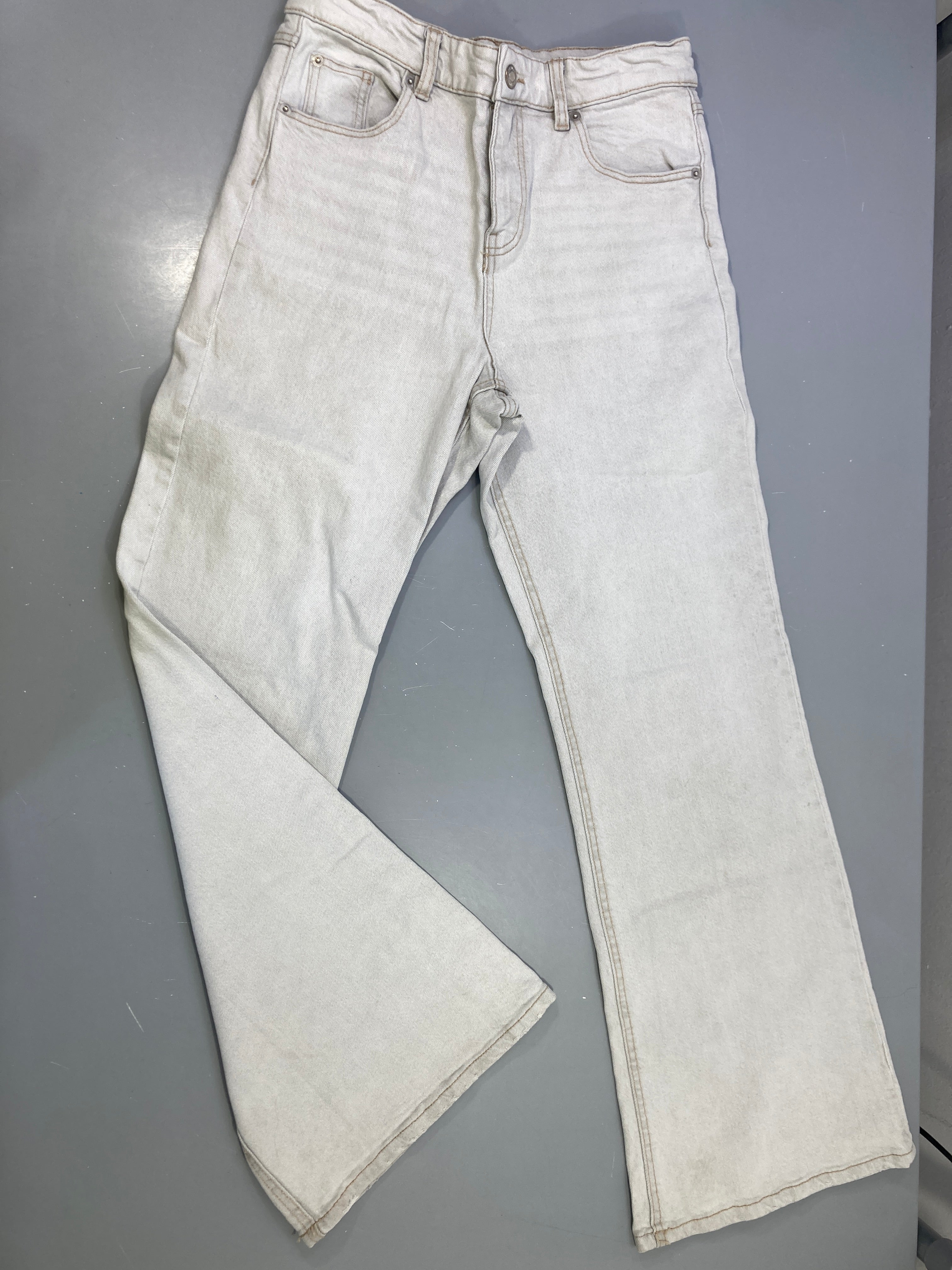 Jean beige clair, coupe évasée Taché arrière jambe D