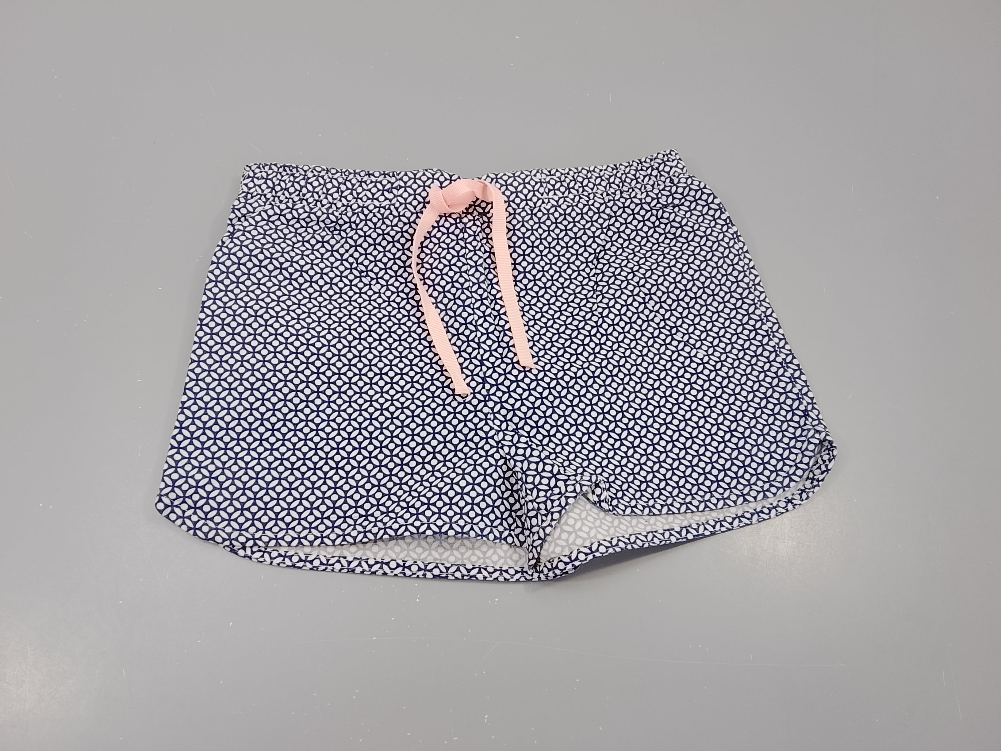 Short bleu marine à motifs blancs