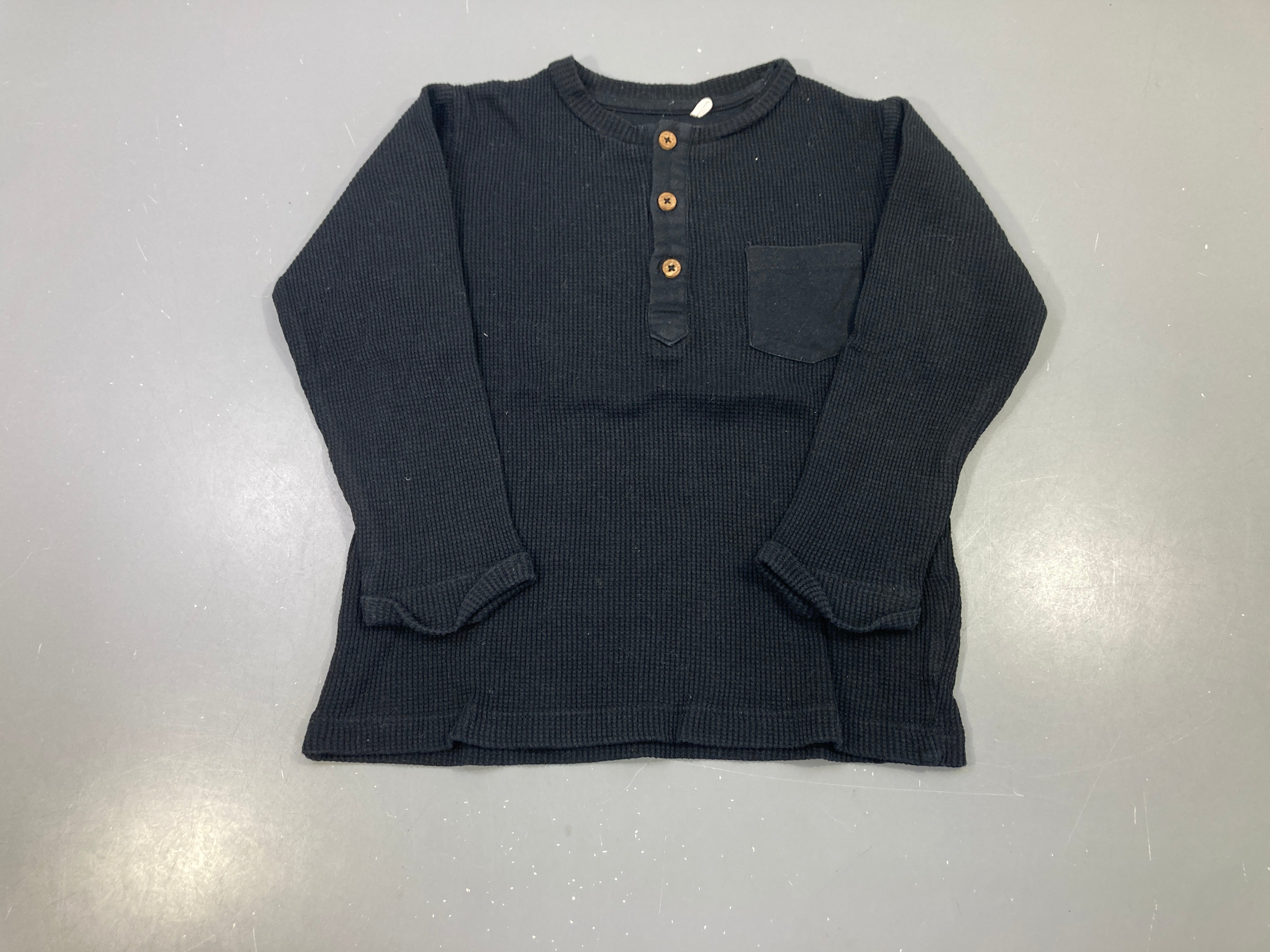 Pull léger texturé noir boutons bois, poche poitrine