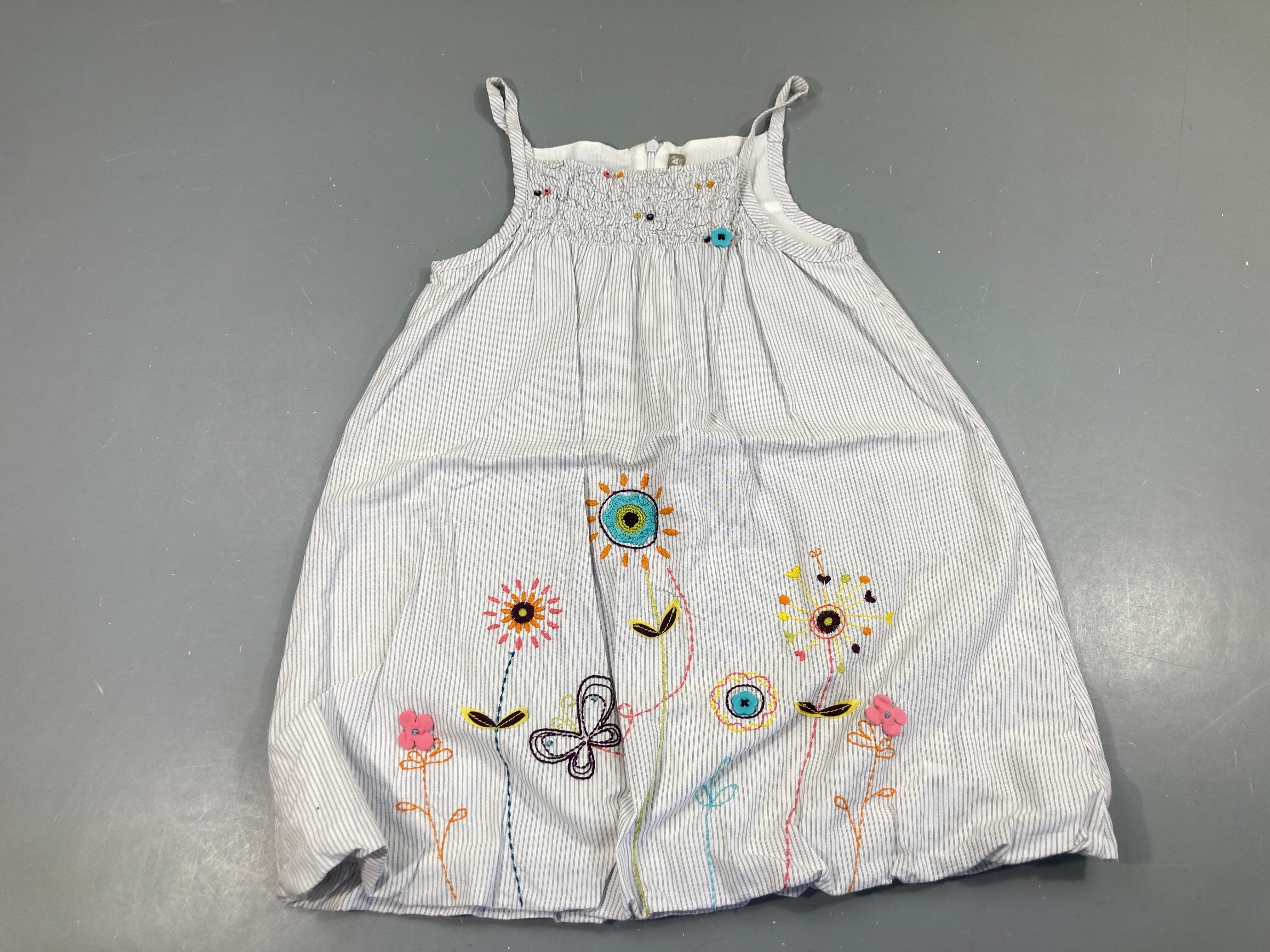Robe fines bretelles blanc rayé gris fleurs