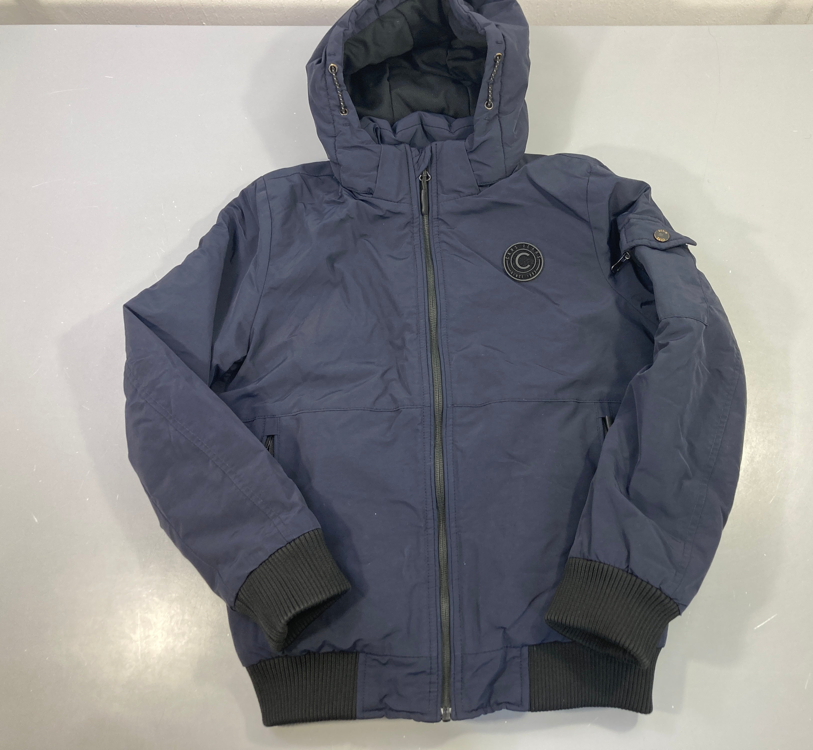 Veste capuche bleu marine zippé, très bon état