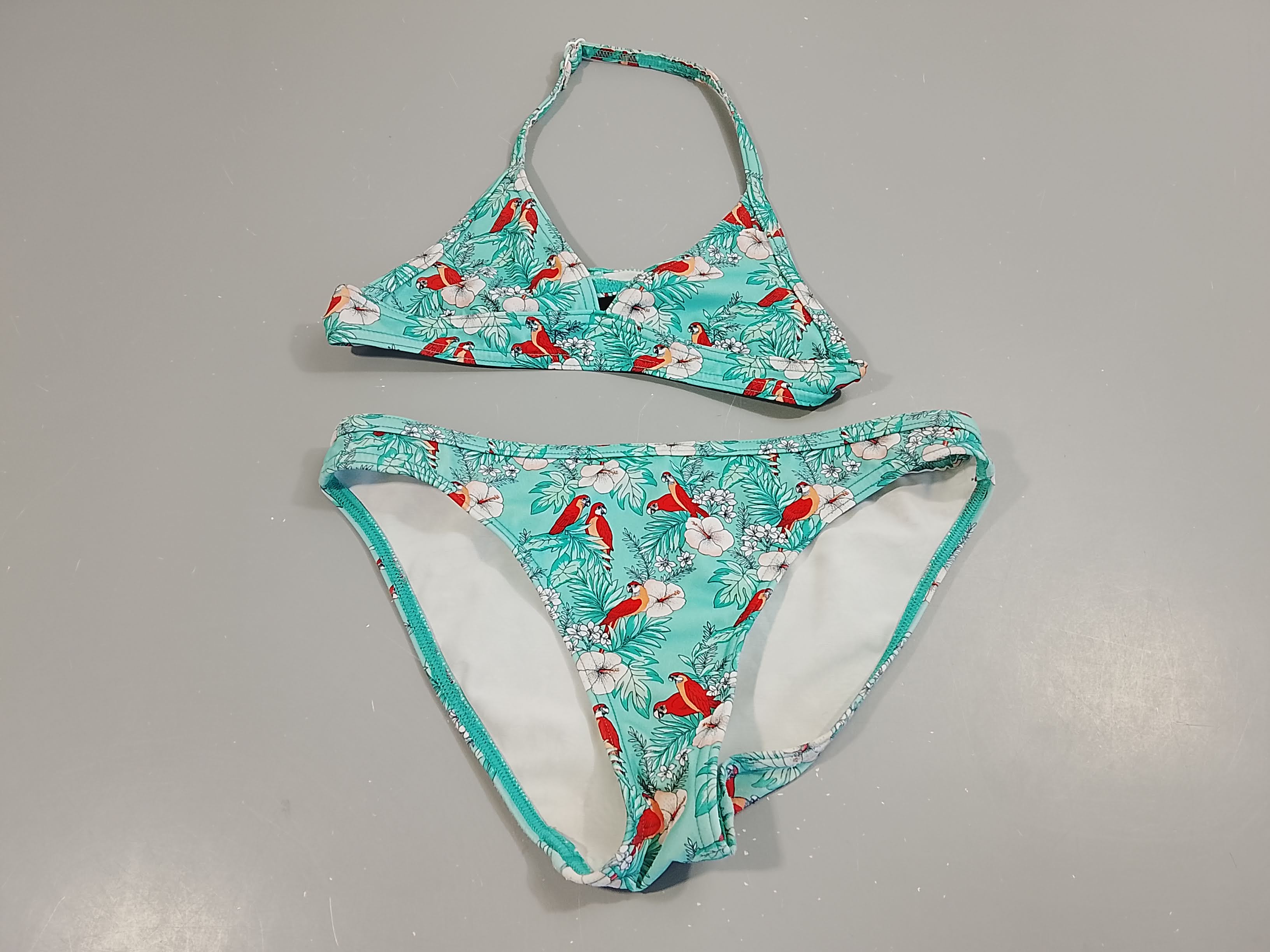 Bikini turquoise motifs perroquets et fleurs blanches, Pas de taille indiquée, estimée 11-12a