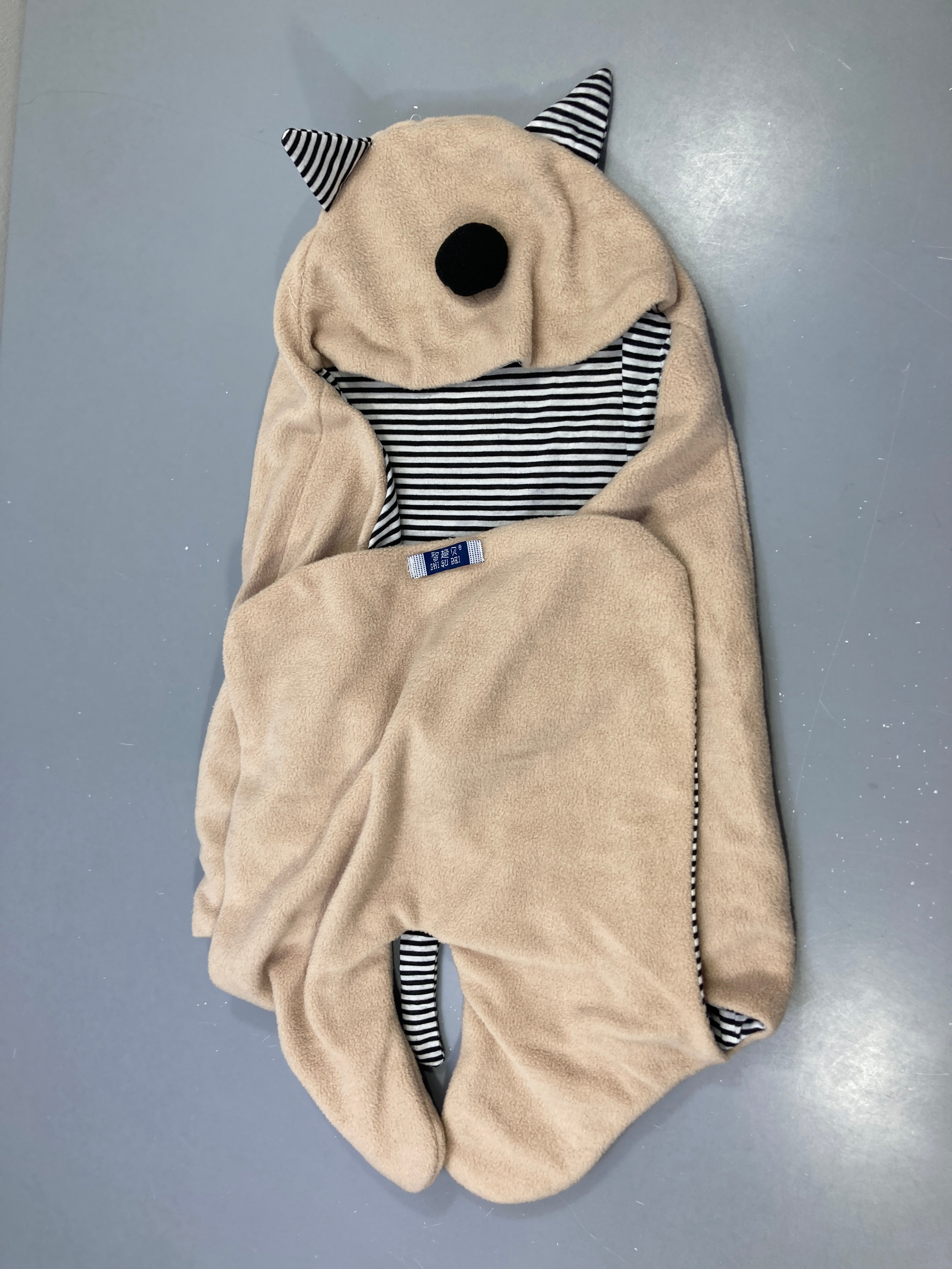 Cape polaire beige capuche animale oreilles rayées noir/blanc, pompon nez noir, doublure rayée marine