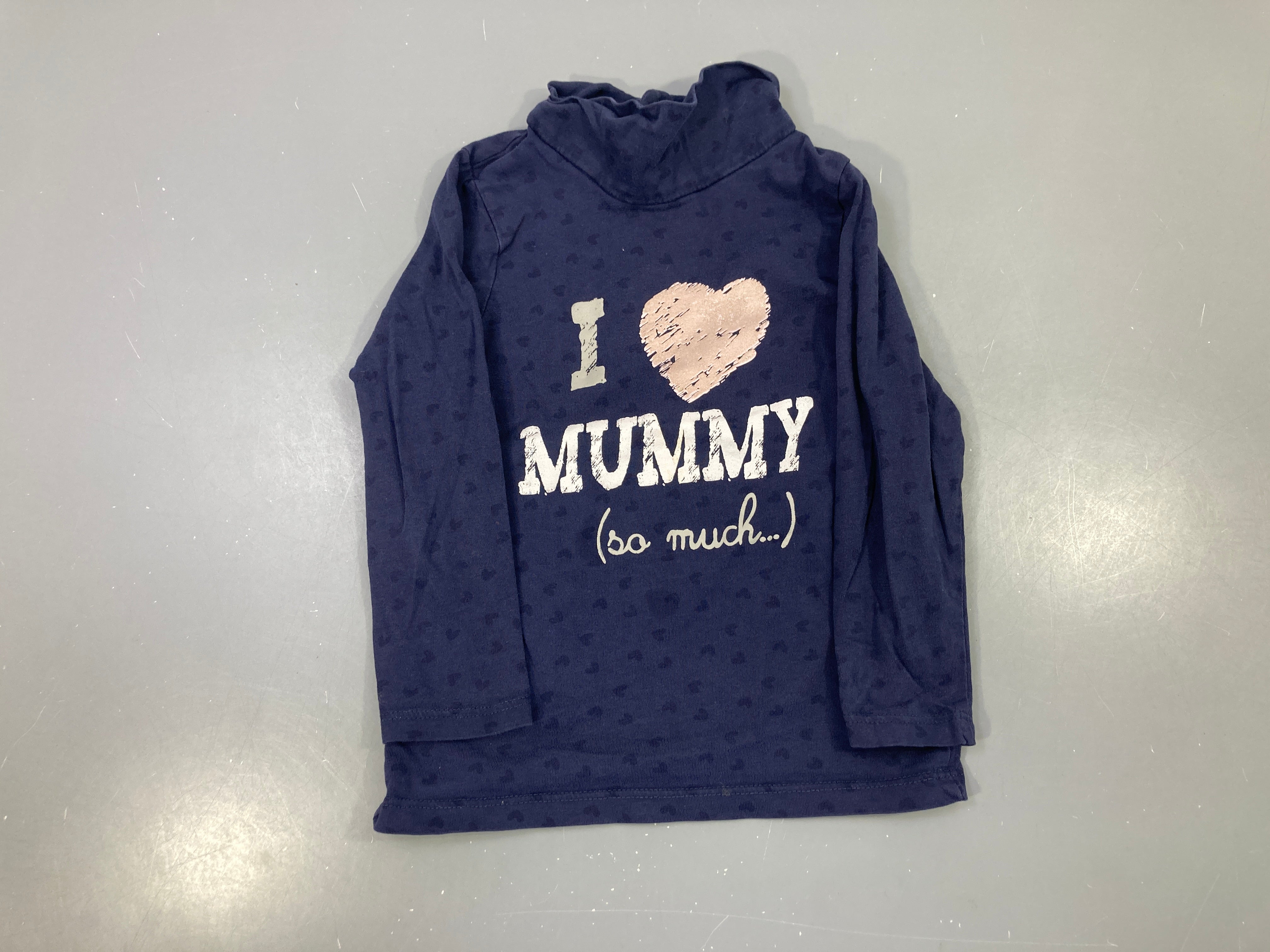 T-shirt m.l col roulé bleu marine, petits coeurs ton sur ton, coeur rose I love mummy (so much)