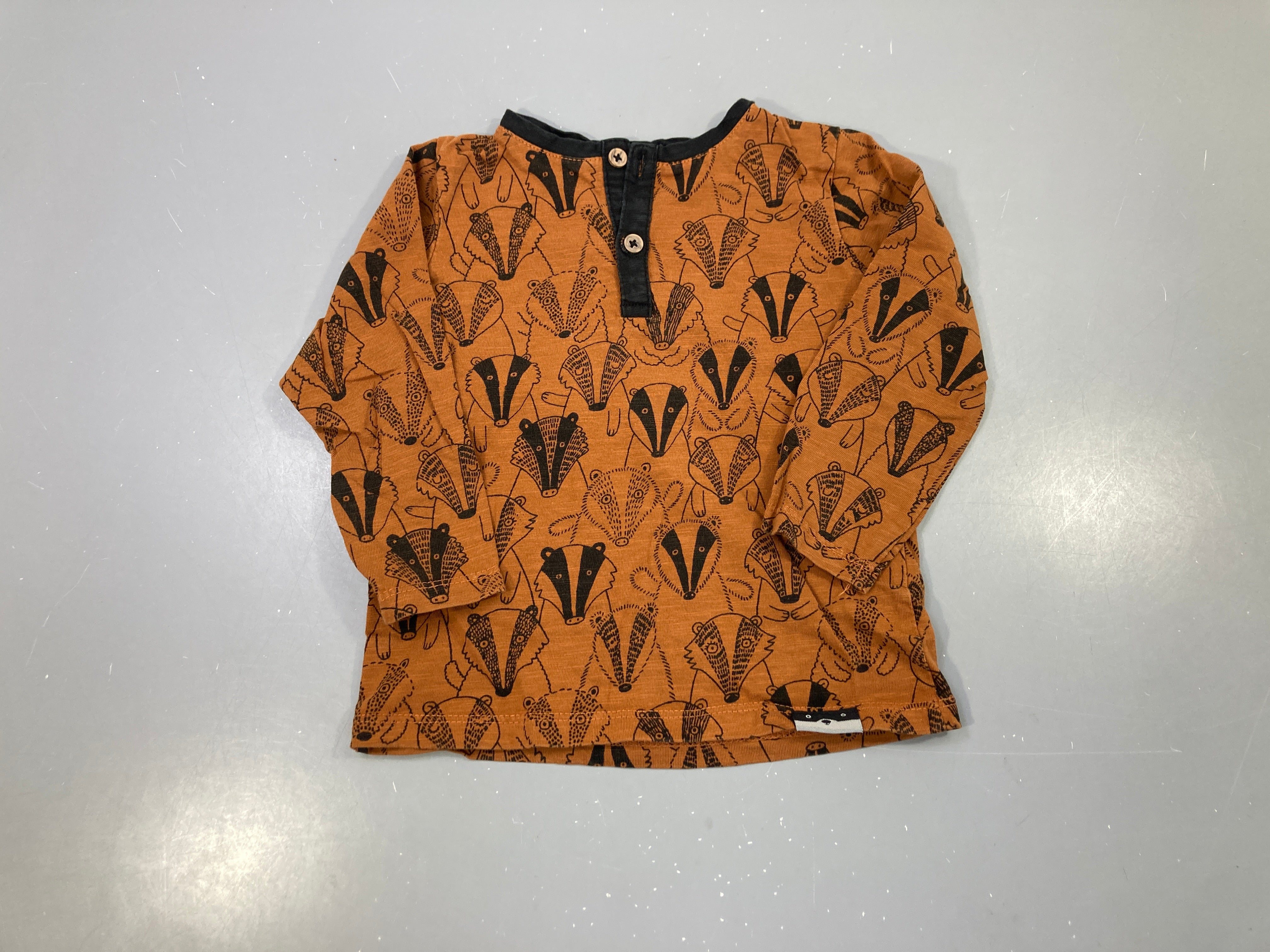 T-shirt m.l col tunisien camel, boutons bois, imprimé blaireaux noir/beige all-over
