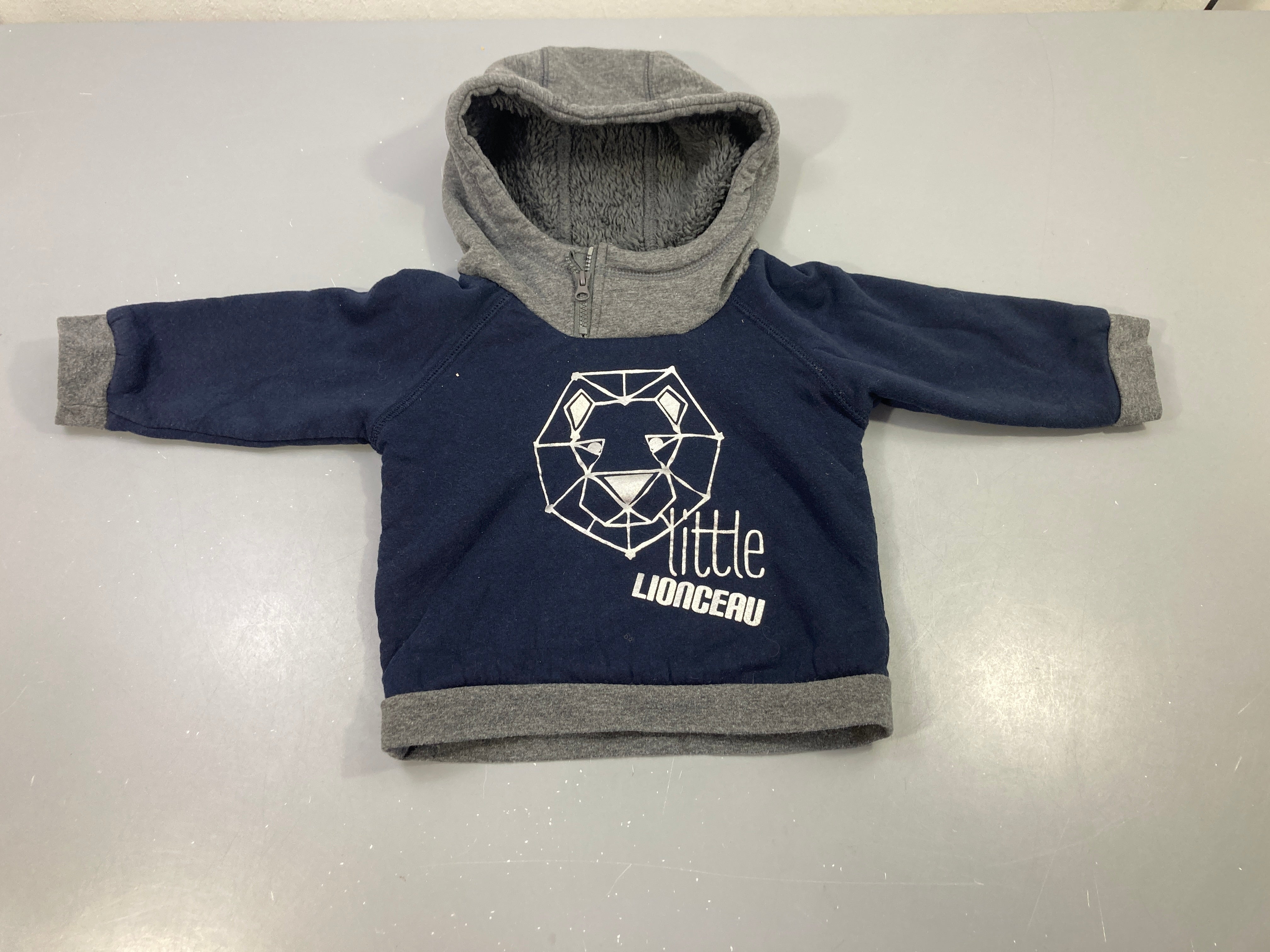 Sweat capuche bleu marine/gris, doublure sherpa lion géométrique Little Lionceau légèrement bouloché