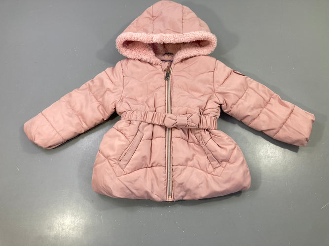 Manteau doudoune rose pâle, capuche fausse fourrure, ceinture nouée, moins cher chez Petit Kiwi