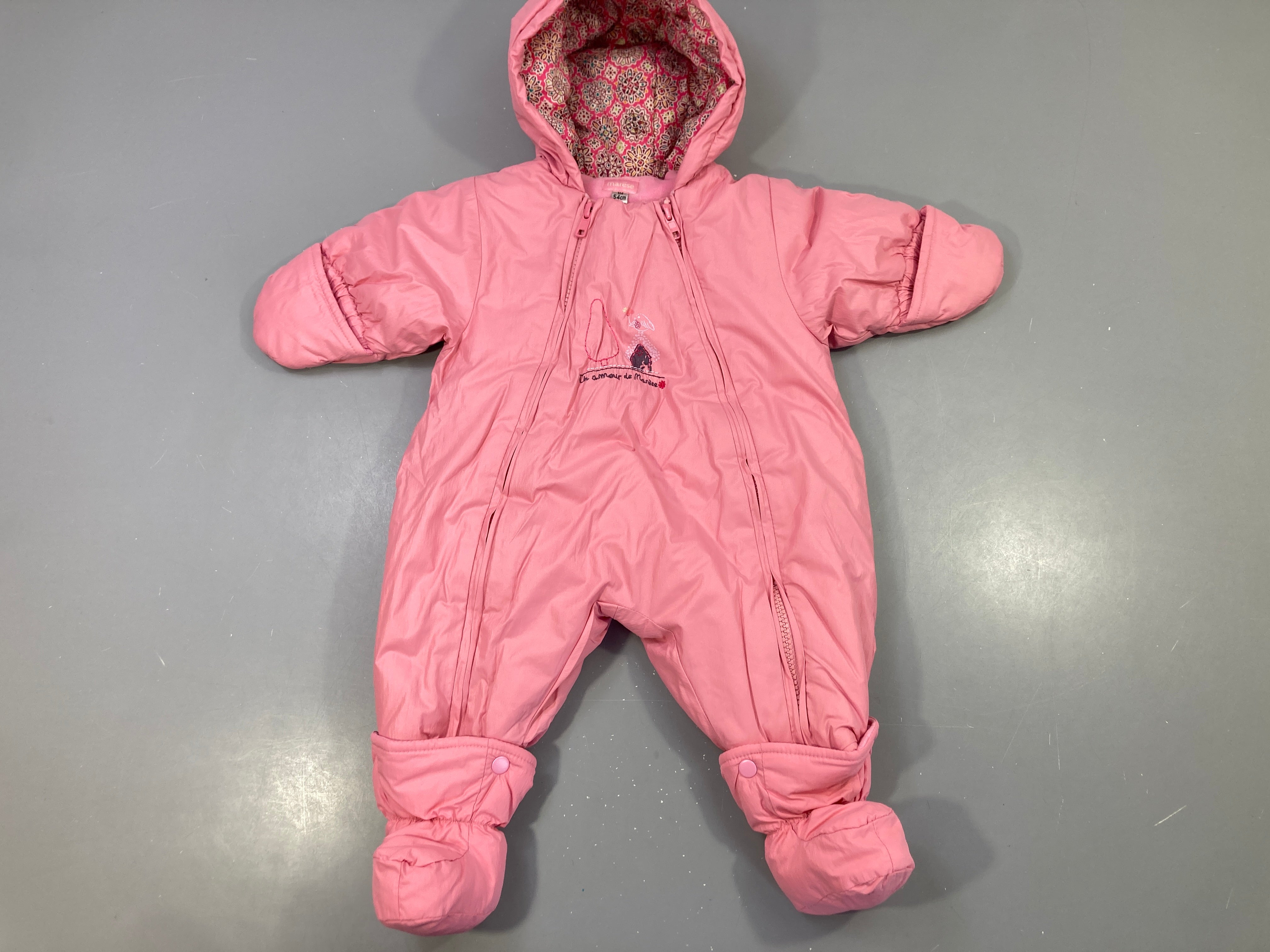 Combinaison chaude rose, capuche imprimée, moufles/chaussons intégrés