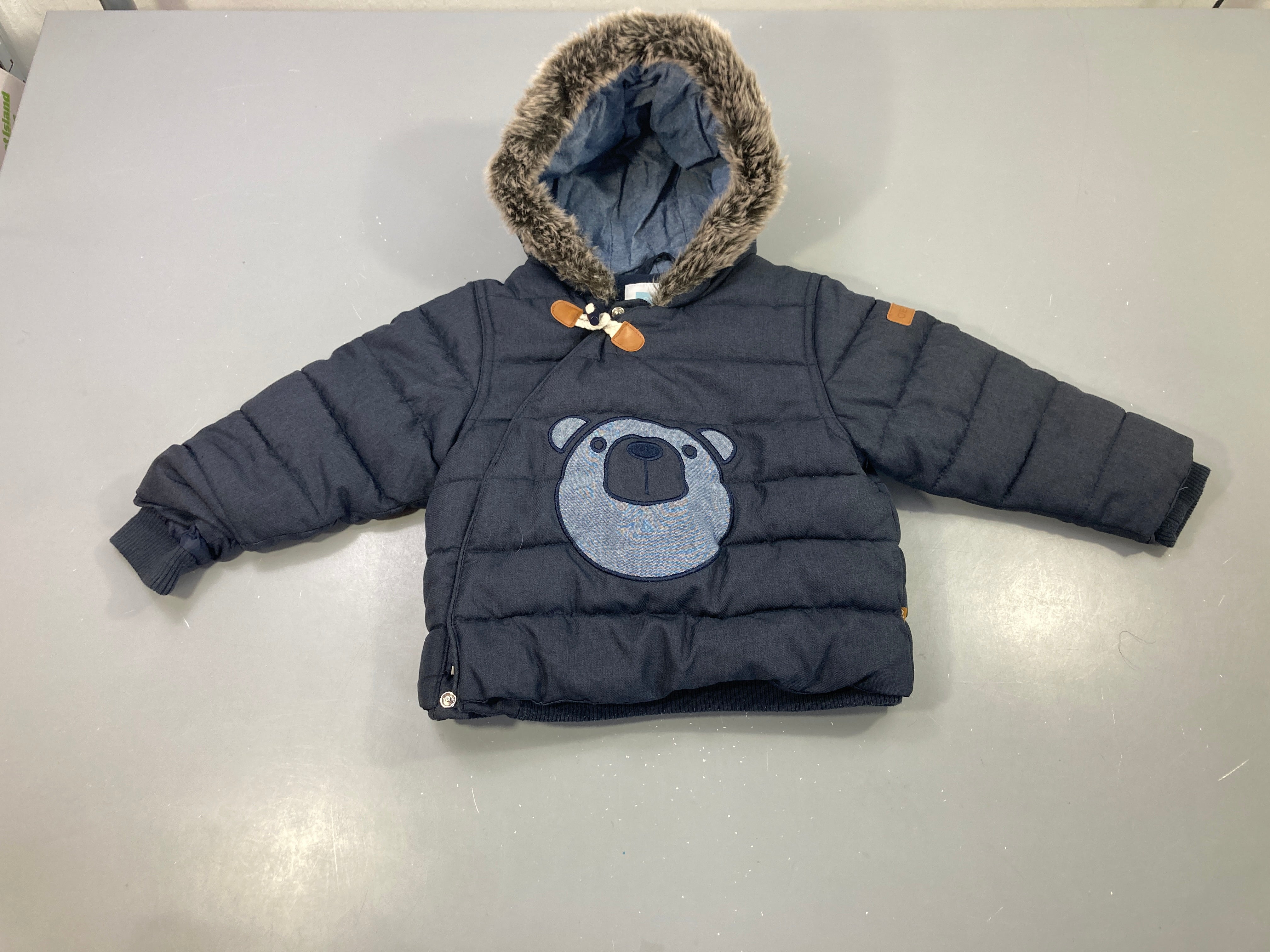 Doudoune bleu marine chinée, capuche fausse fourrure, fermeture croisée boutons cuir