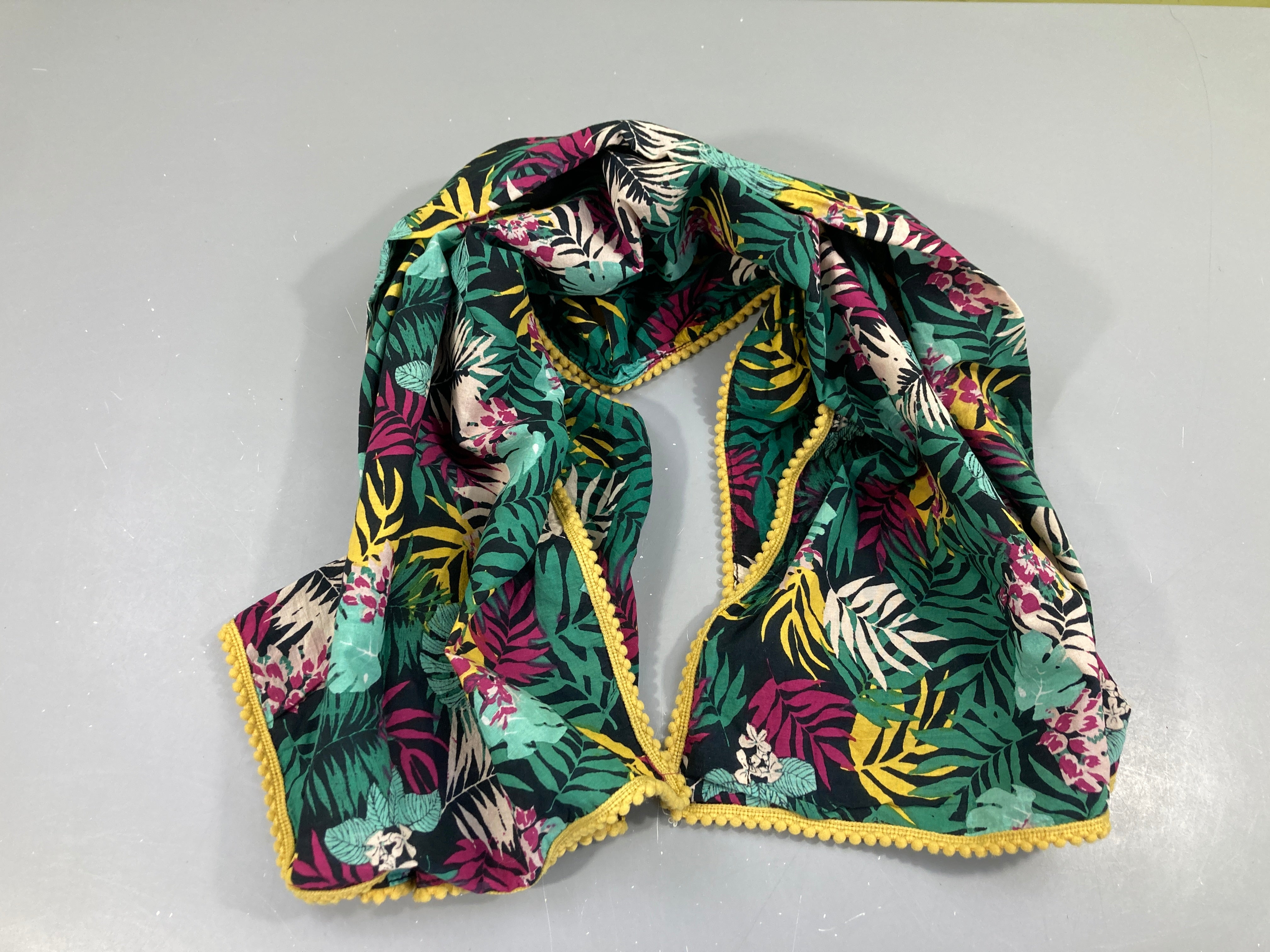 Foulard noir feuillage