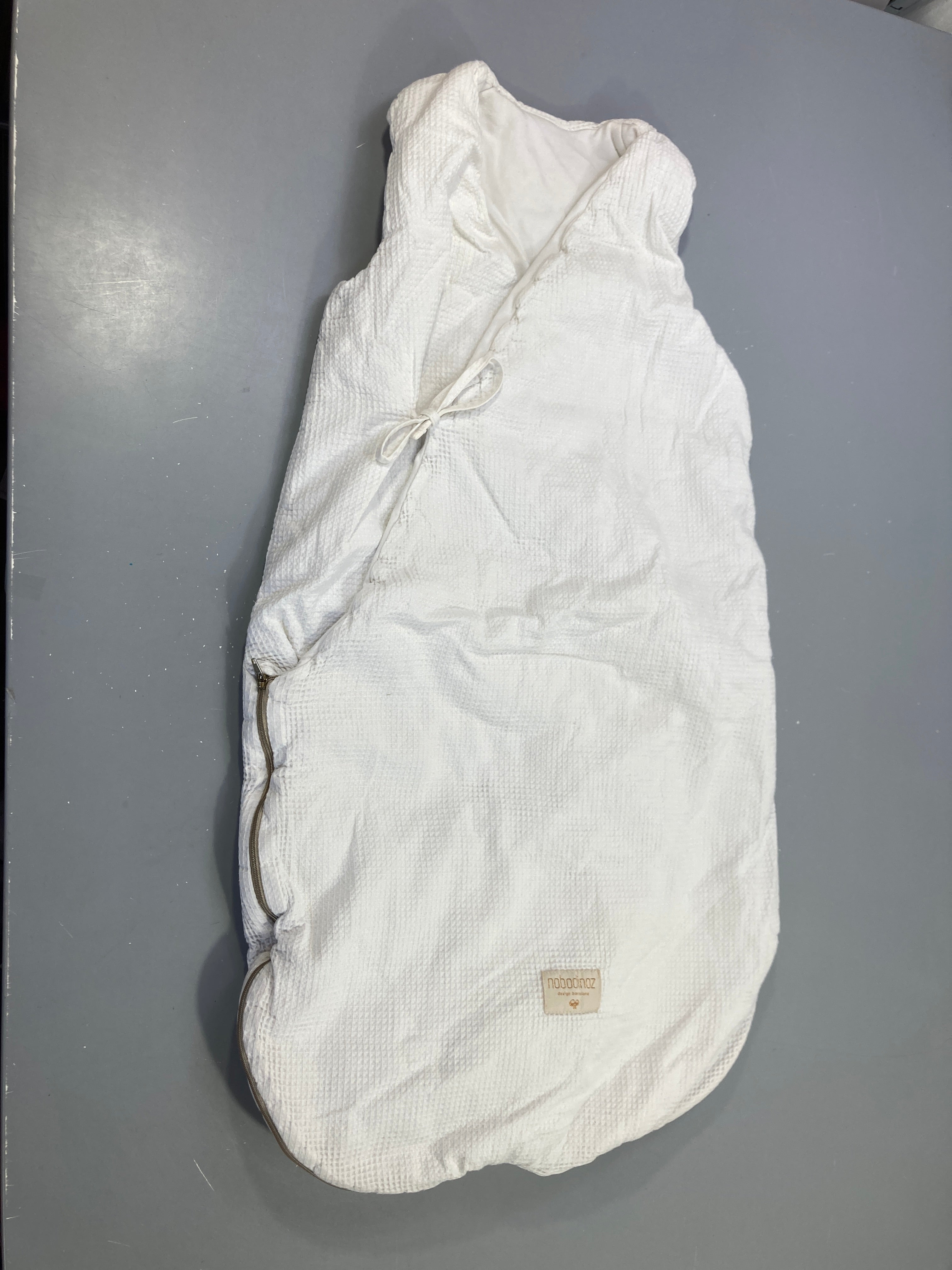 Gigoteuse ouatinée blanche gaufrée, zip côté, cordon capuche à nouer, Nobodinoz