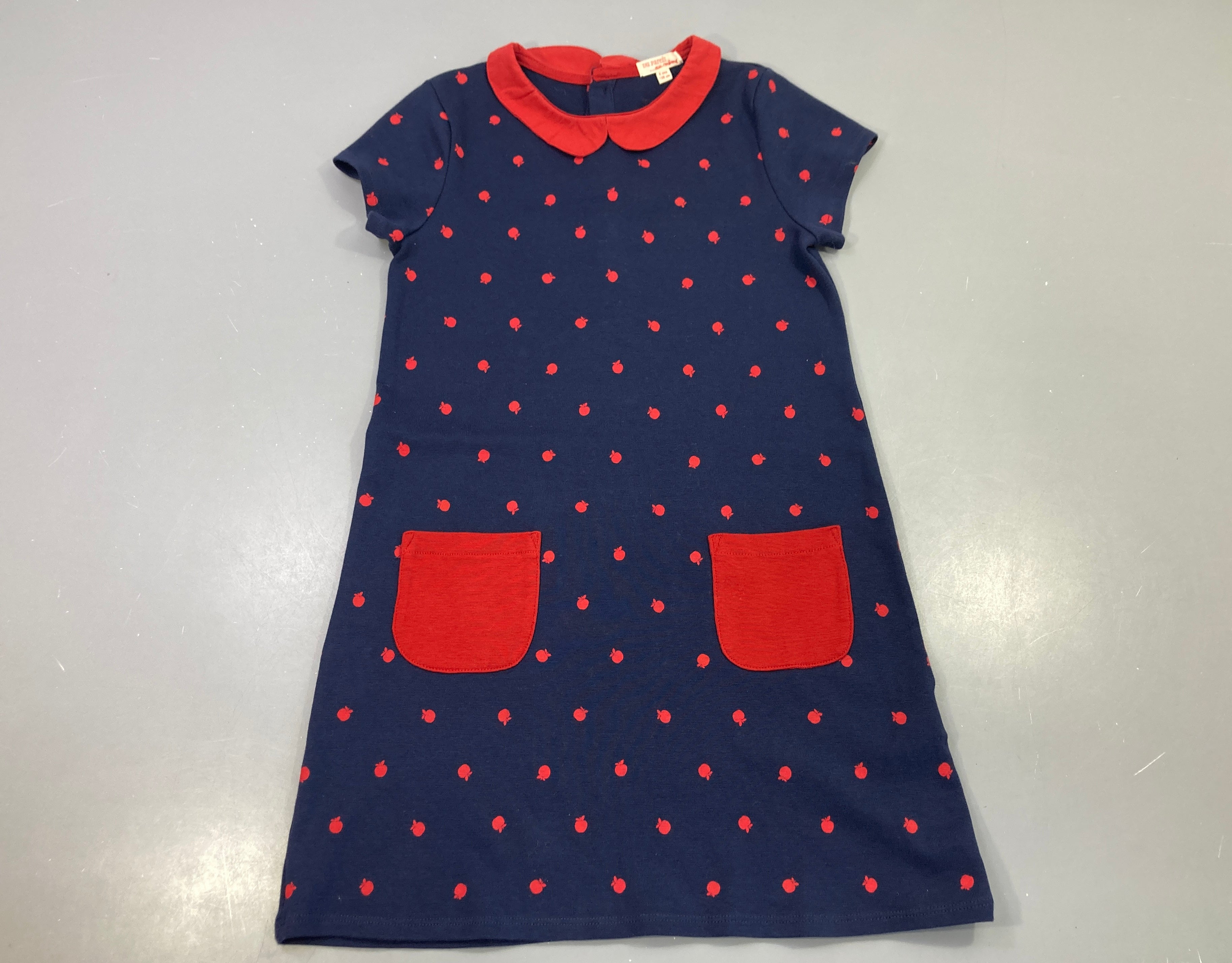 Robe m.c bleu marine, pommes rouges, col rond, poches