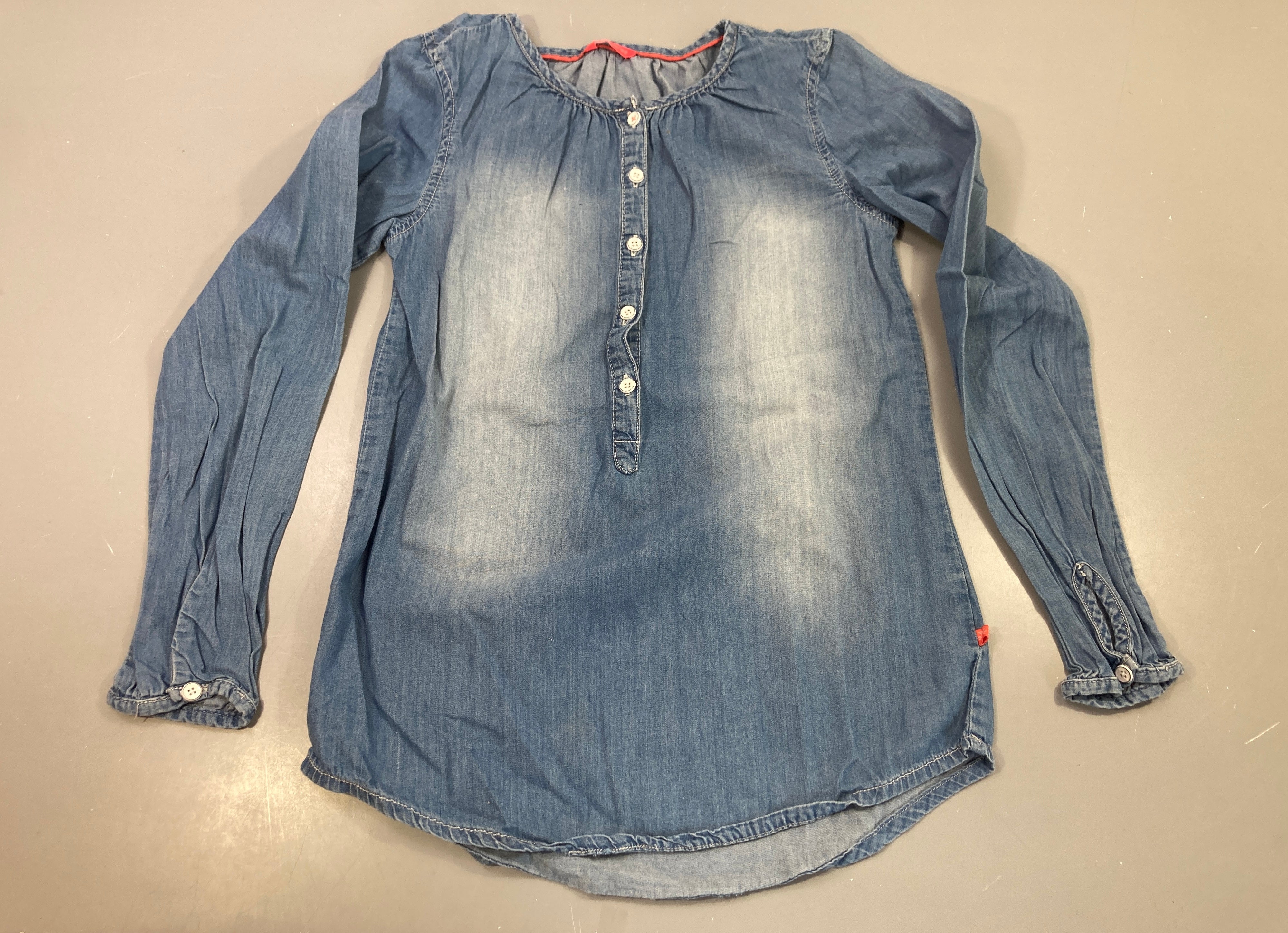 Blouse m.l jean délavé, boutons nà carreauxés, étiquette rouge