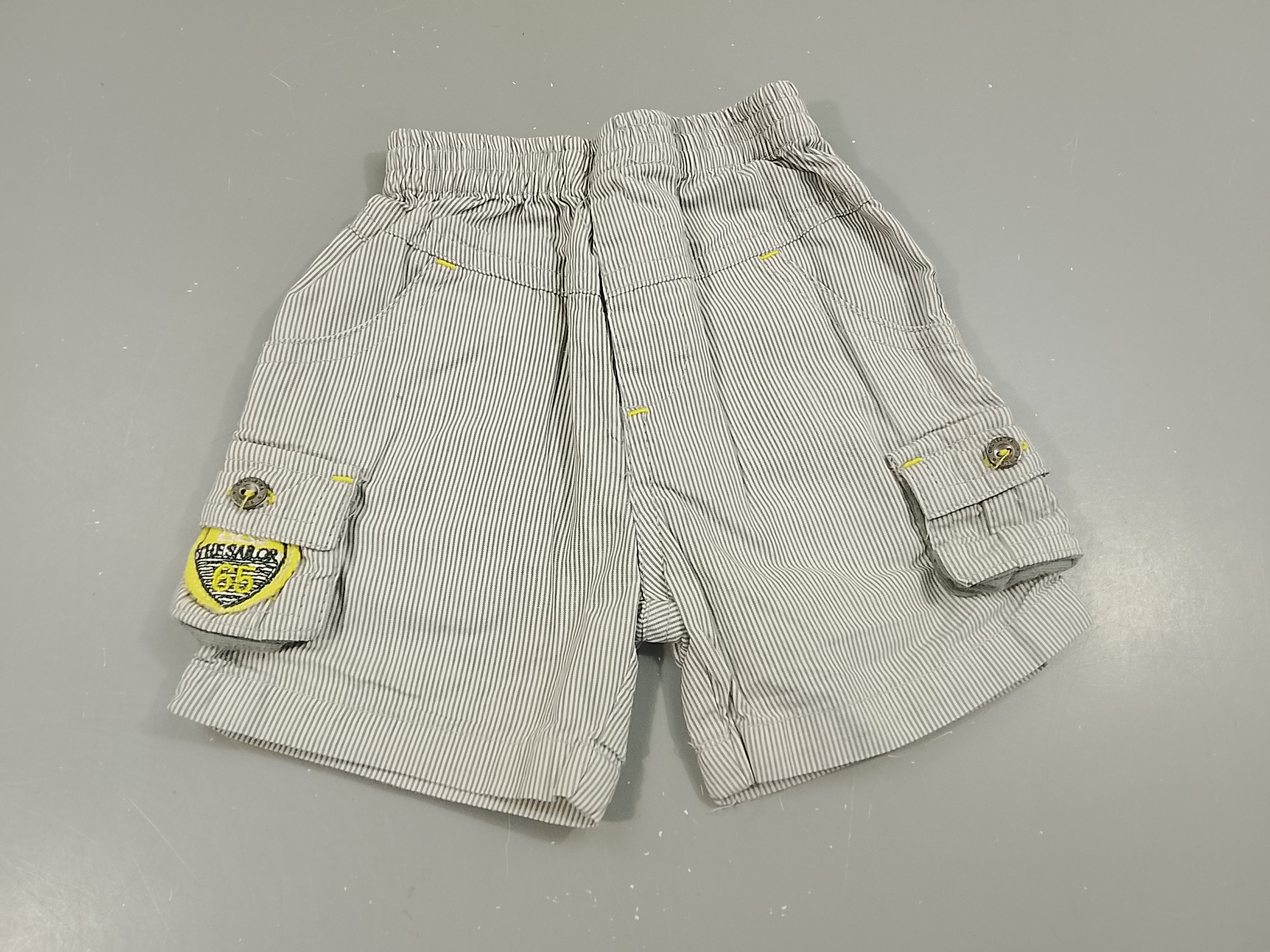 Short ligné gris clair, blanc  avec écusson