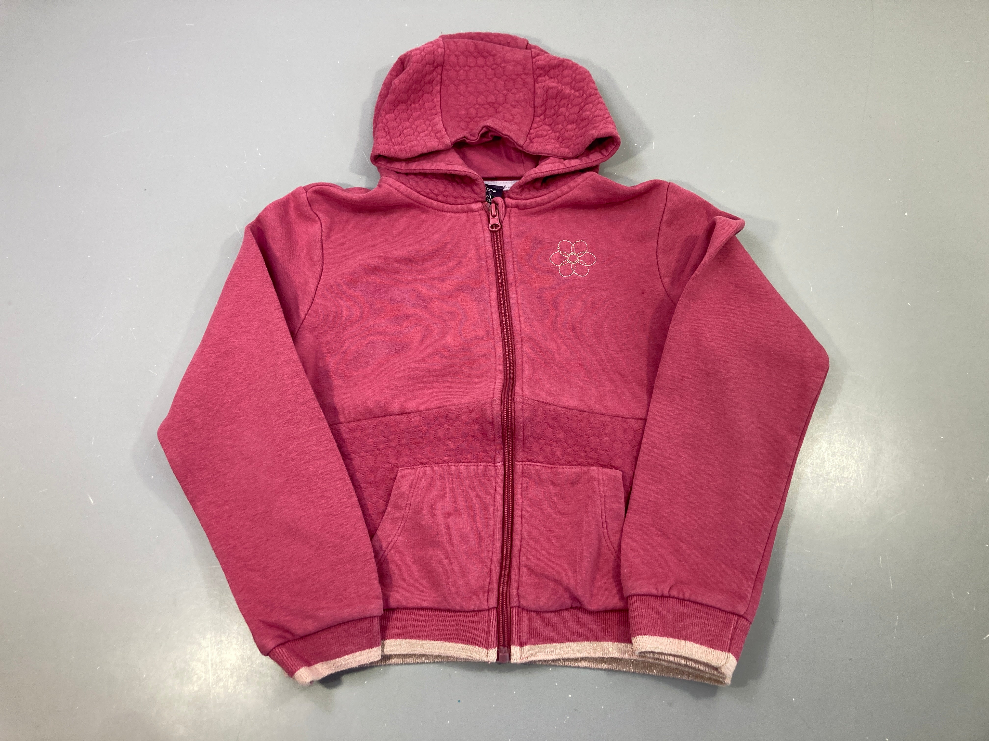 Sweat zippé capuche rose foncé, fleur brodée, bord côtes bicolore