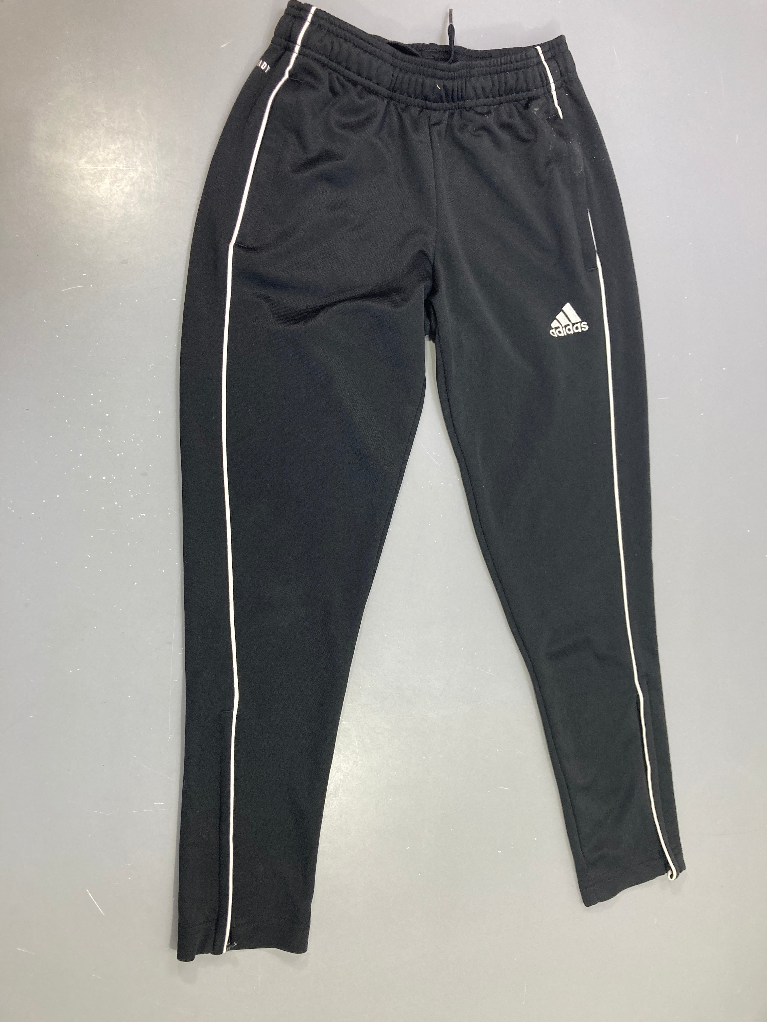Pantalon jogging noir, bandes blanches côtés, poches zippées