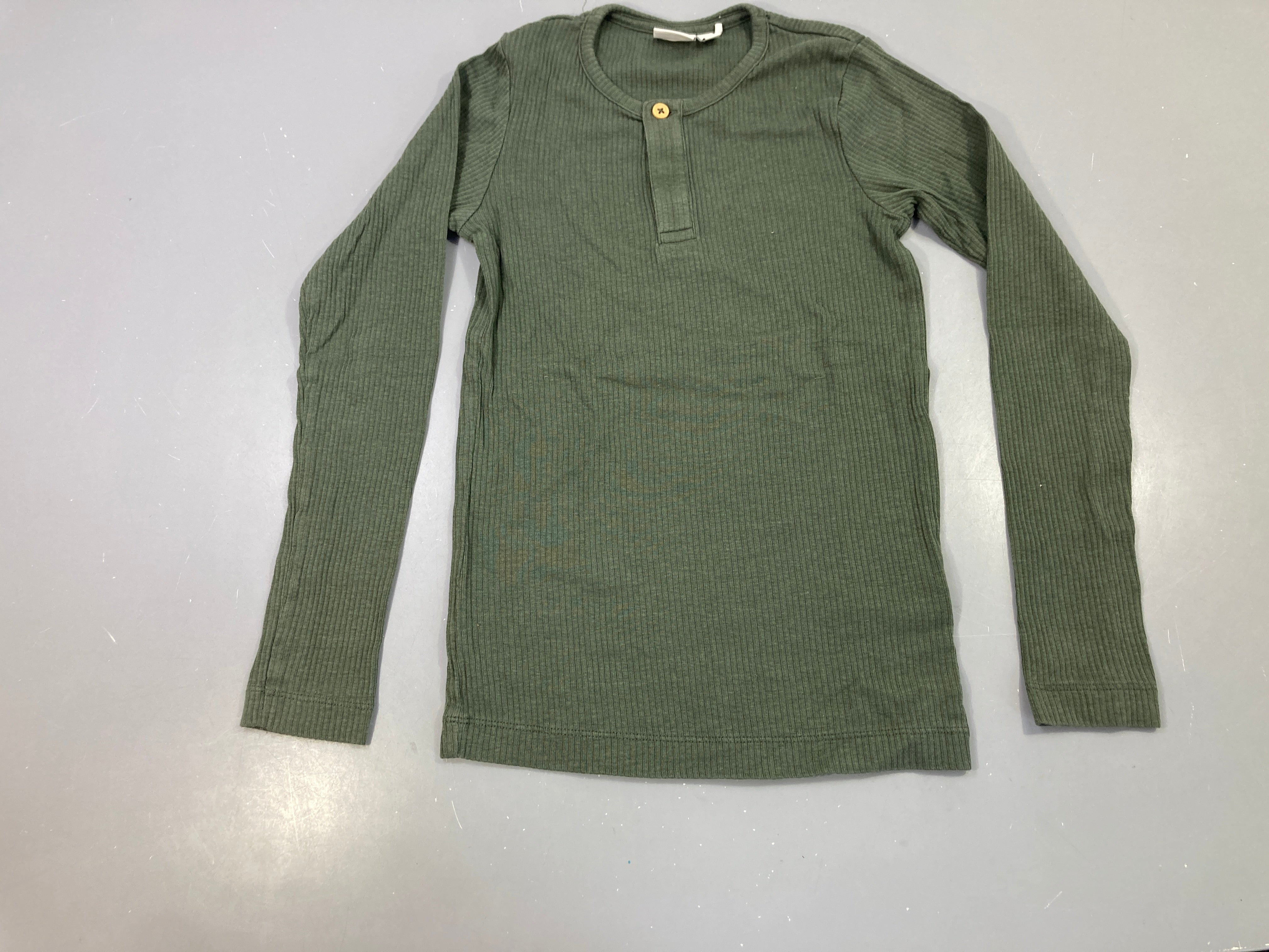 T-shirt m.l vert kaki côtelé, bouton bois col