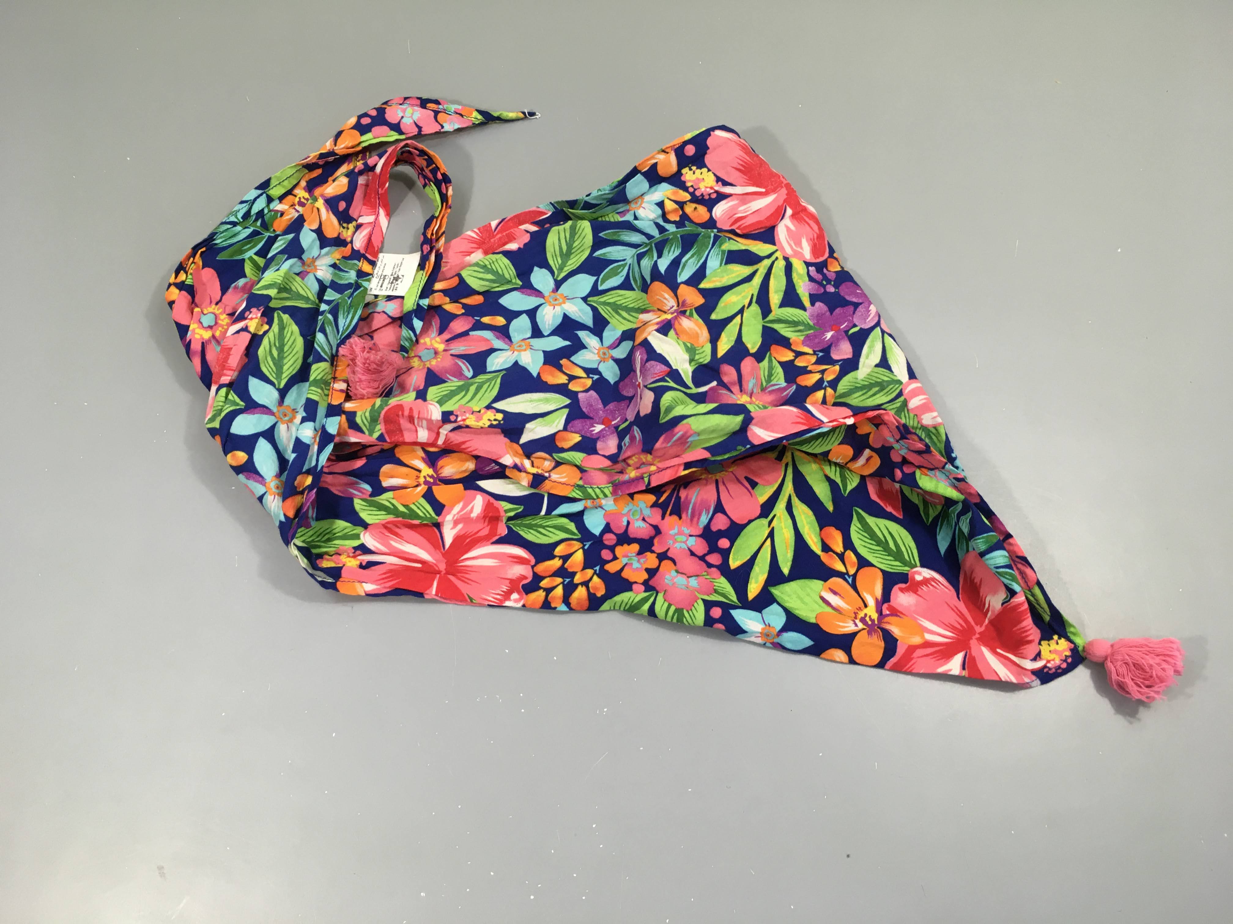 Foulard triangulaire bleu fleuri