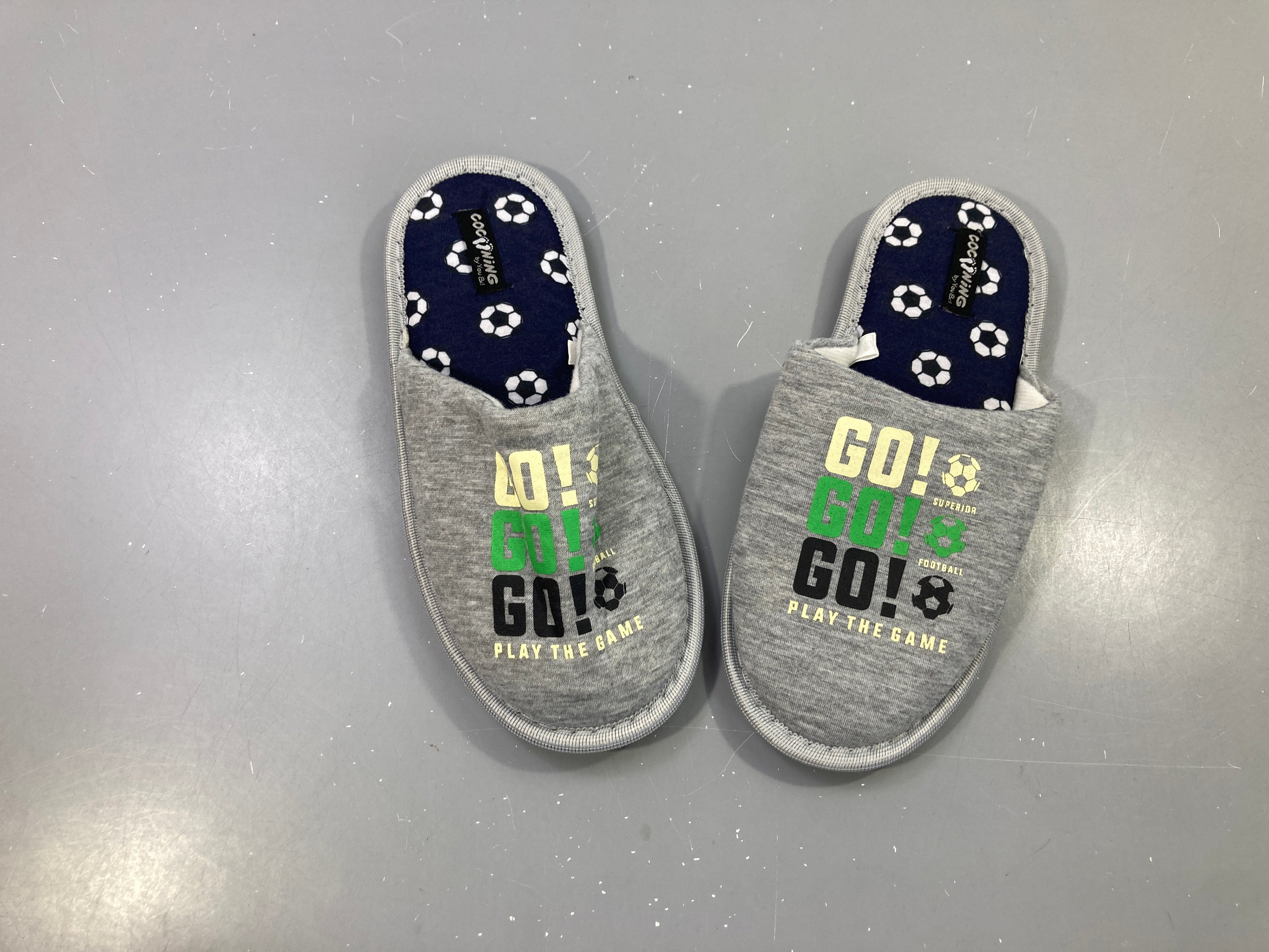 Chaussons gris chiné, semelle imprimée ballons foot, Go Go Go