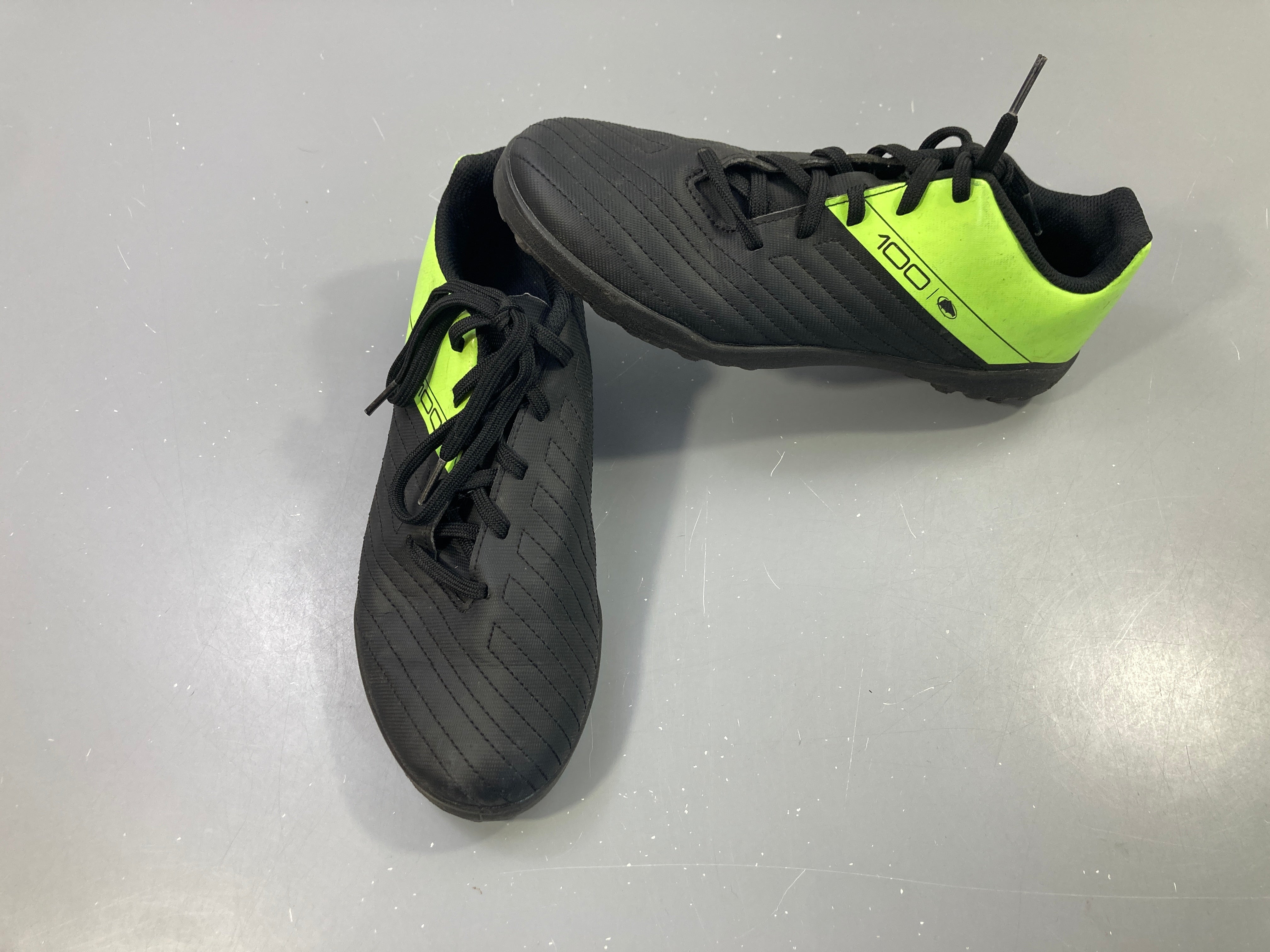 Chaussures de foot noir/vert fluo, semelle plate, 100 Kipsta Pas de taille indiquée. A essayer sur place